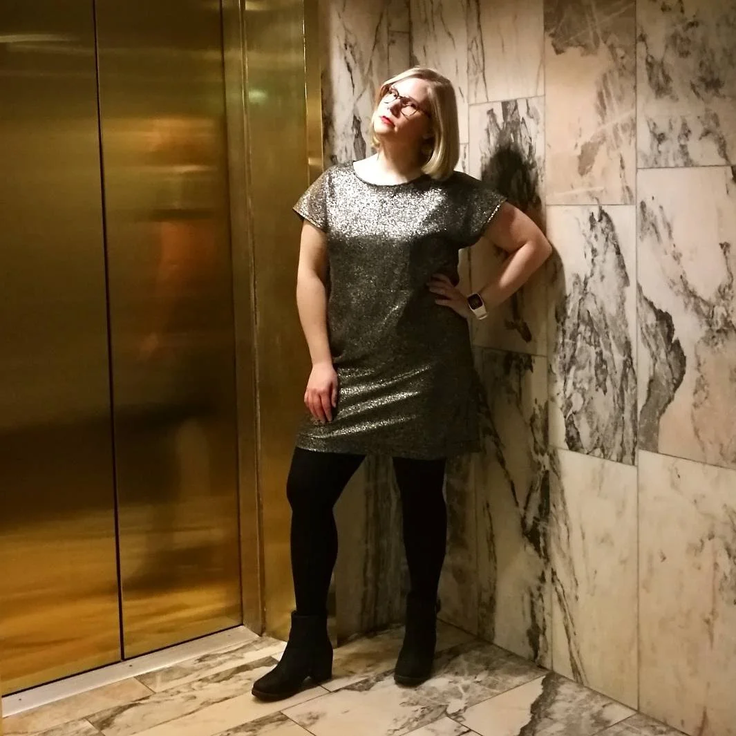 I går hade vi avslutningsfest och jag klädde mig i glitterklänning och Hanna fotade.