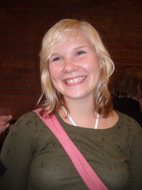 Jag försökte hitta min studentbild men har den inte digitalt nånstans (och inte på papper heller, det är mamma som förvaltar allt sånt). Men så här såg jag ut som 19-åring, några månader efter att jag tog studenten.