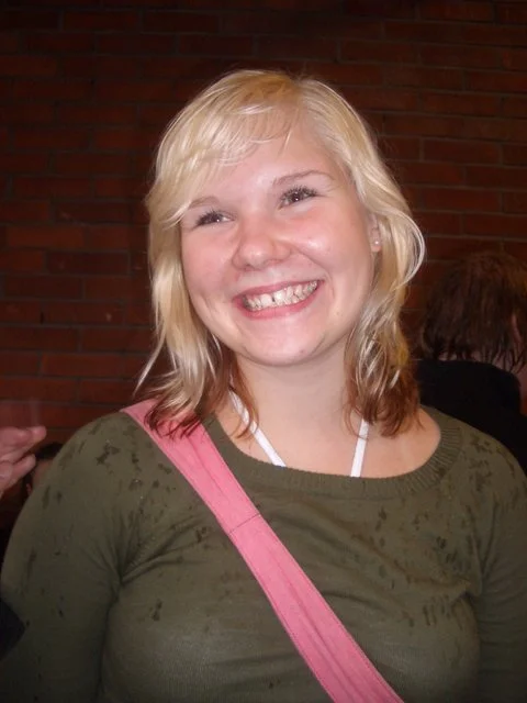 Jag försökte hitta min studentbild men har den inte digitalt nånstans (och inte på papper heller, det är mamma som förvaltar allt sånt). Men så här såg jag ut som 19-åring, några månader efter att jag tog studenten.