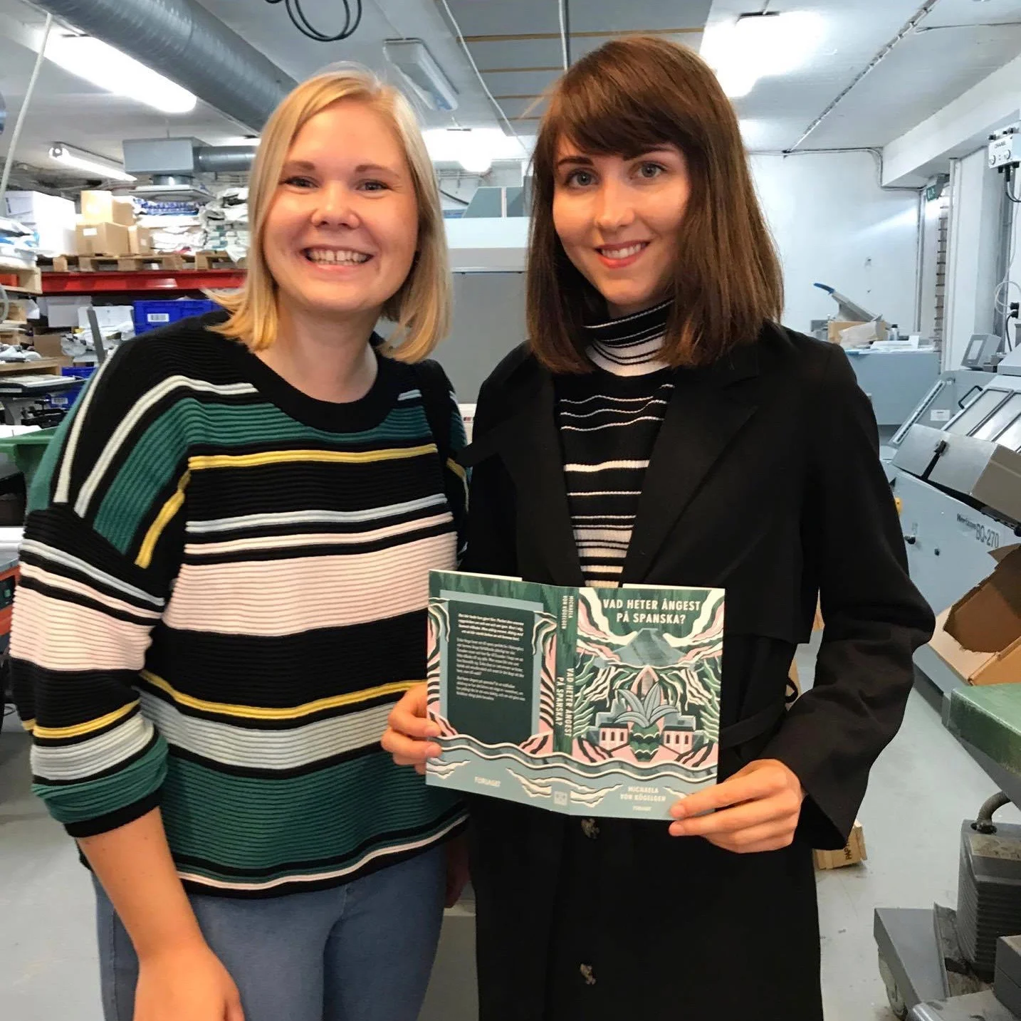 Jag och Linn på tryckeriet när vi var och kollade på hur omslaget blir i tryck. Vi var nog båda ganska exalterade tror jag.