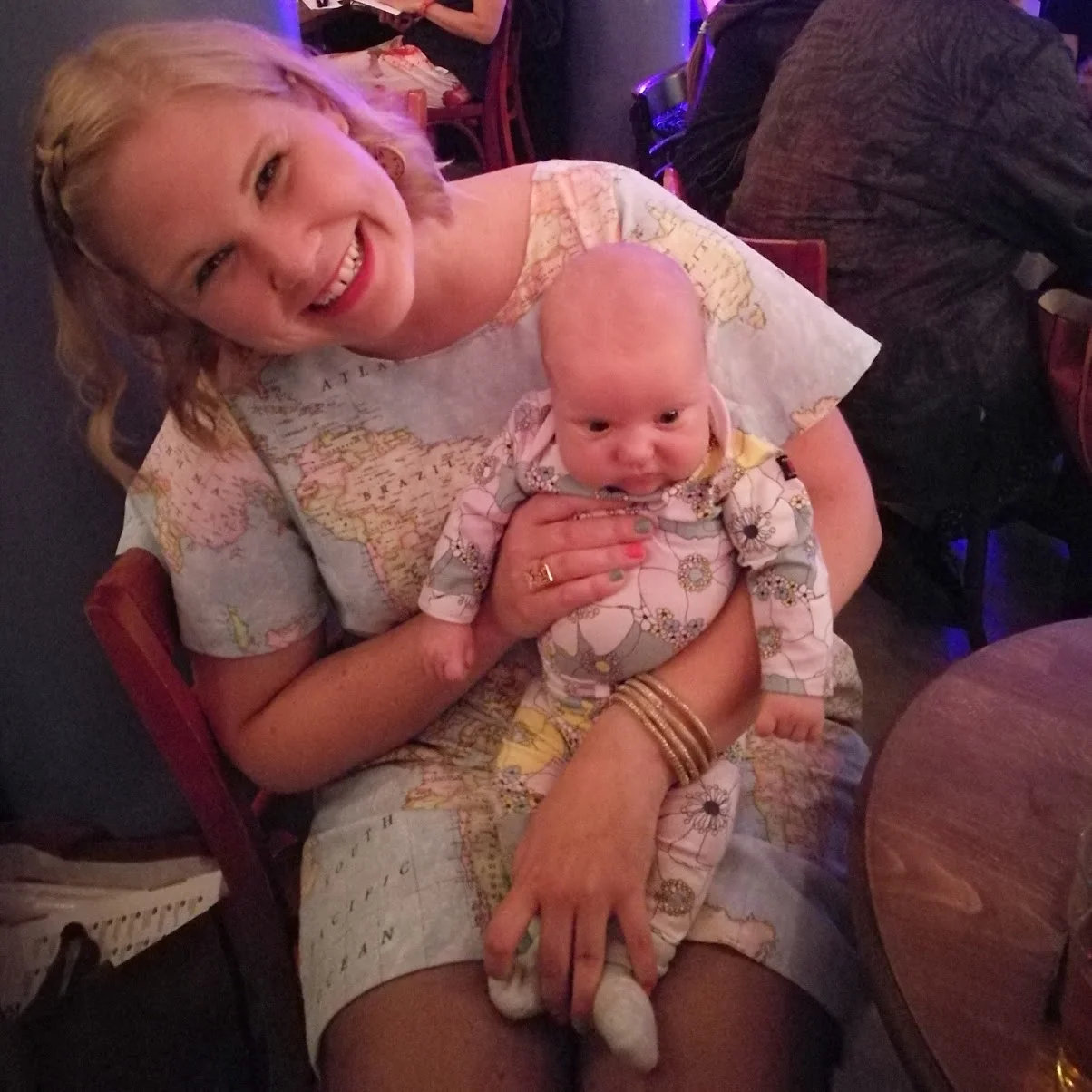 En av mina favoritbilder från releasefesten med min yngsta gäst Ebba.