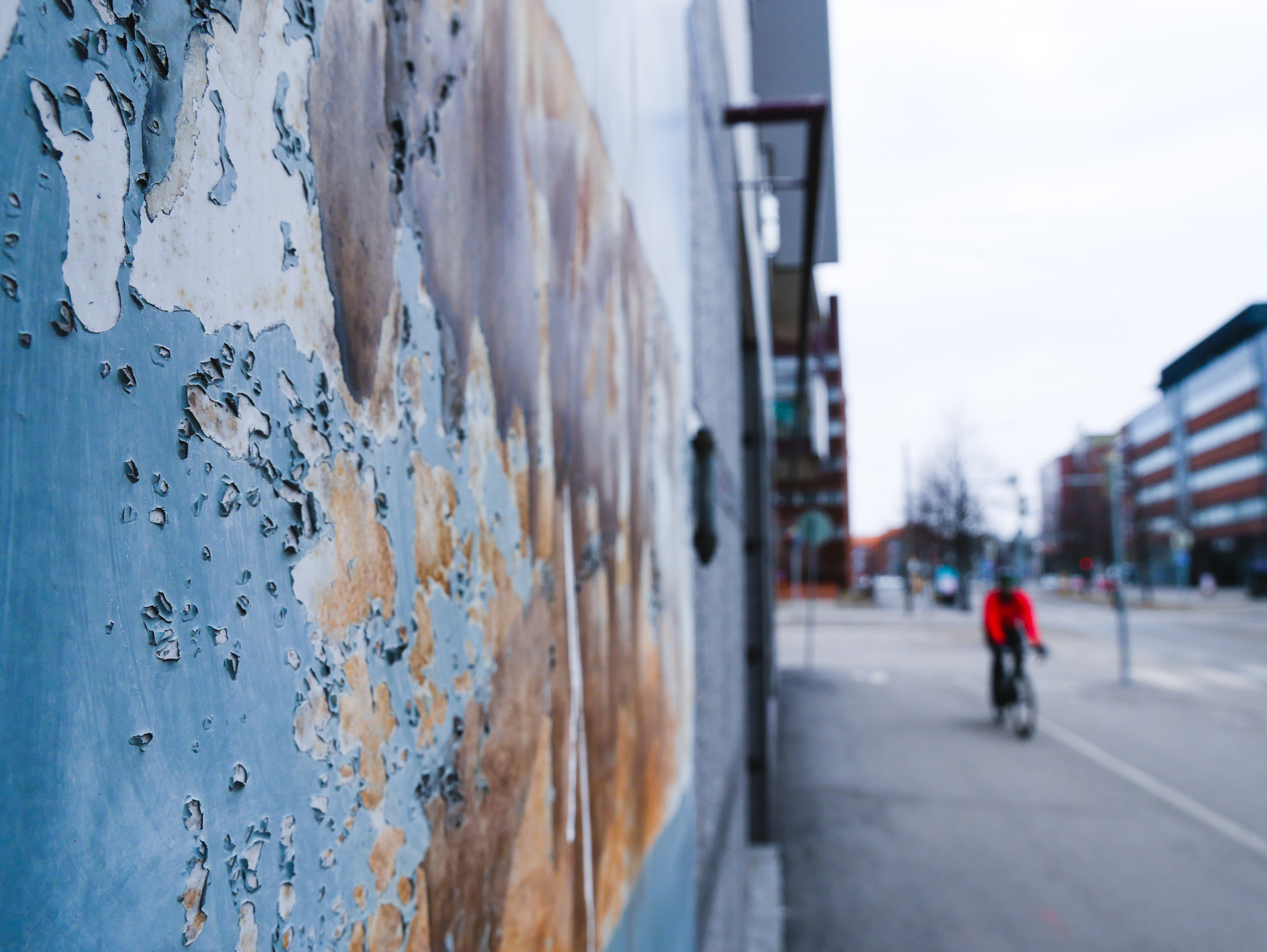 Den här uppgiften handlade om färg och form. Jag tyckte strukturen på väggen var så fin och så cyklisten som råkade komma in i bild.
