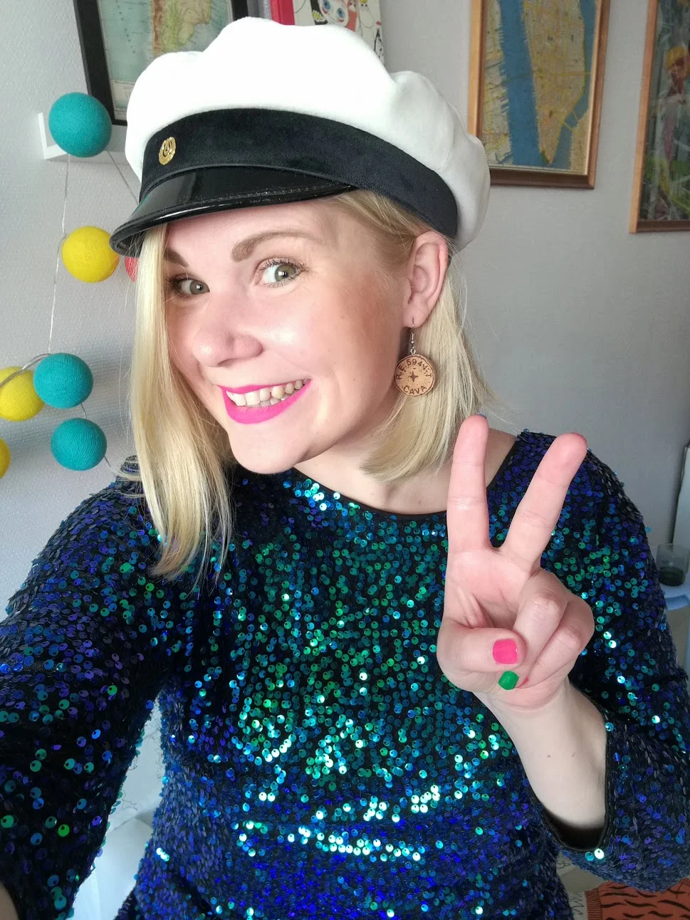 Fuskade och testade studentmössan fastän klockan inte är 18, nu får den snällt vänta i väskan tills Havis amanda fått sin mössa.