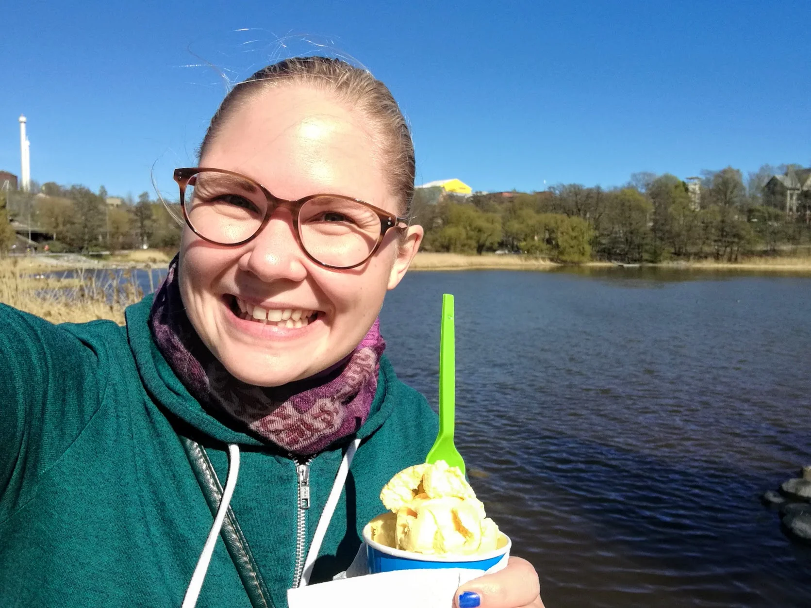 En glad bloggare som satsat på att ta det lugnt i dag.