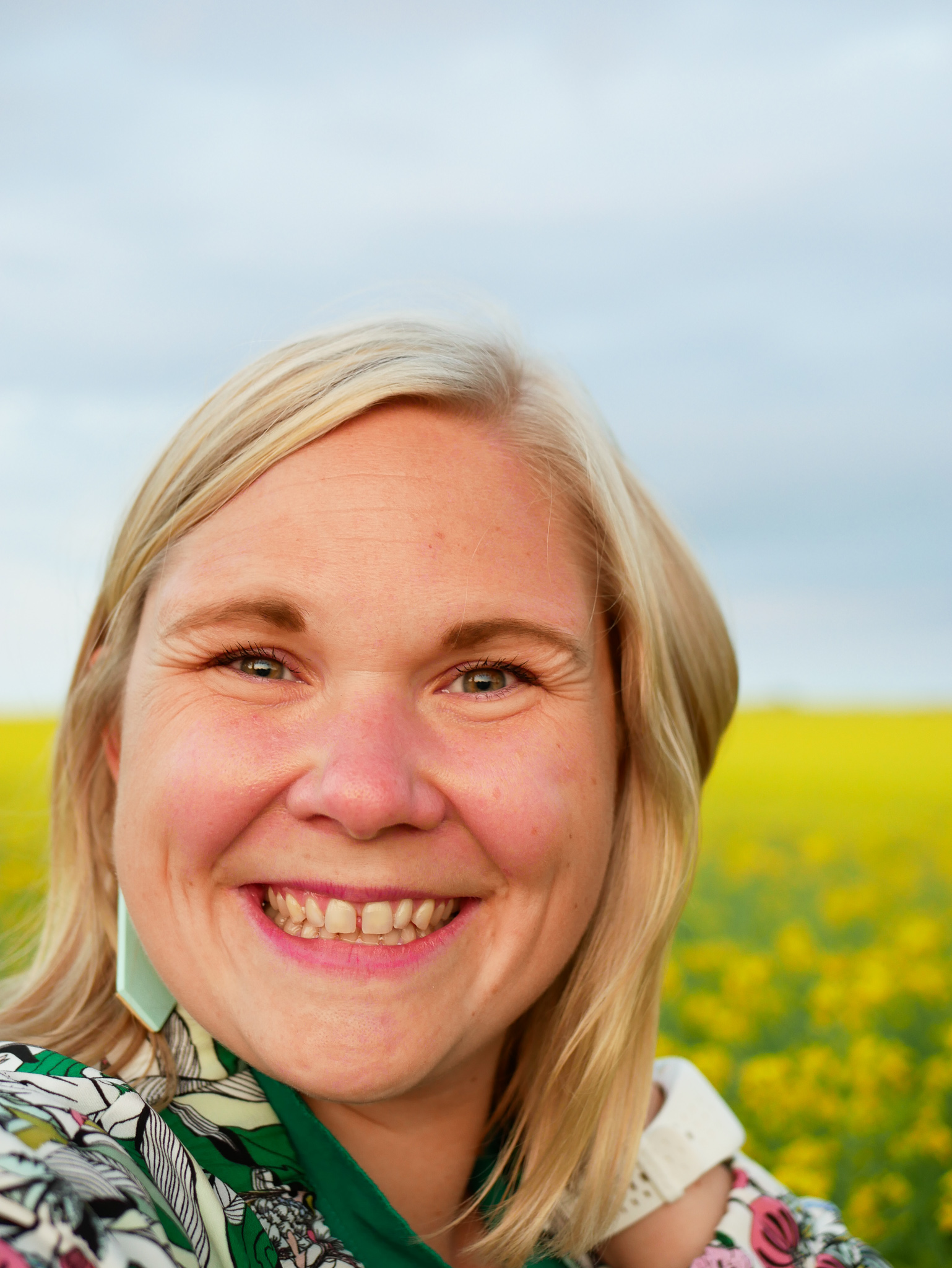 Självporträtt på en ändå nöjd författare bland skånska rapsfält.