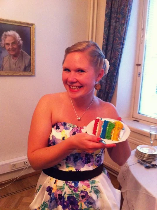 Kakorna blev lyckade fastän det såg mer eller mindre katastrofalt ut vid bakningen. Här är jag på min examensfest för sju (!!) år sen!&nbsp;