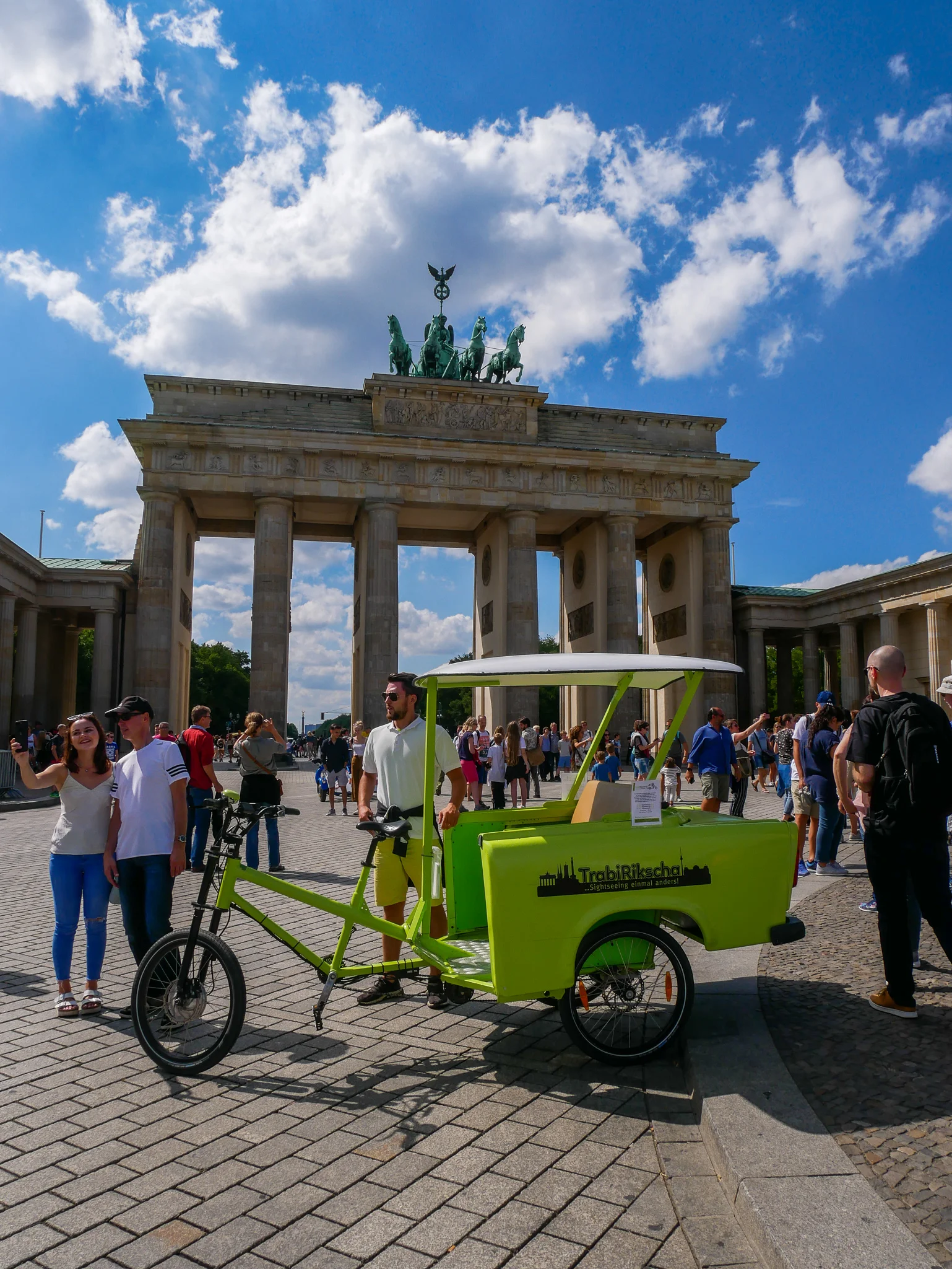 Brandenburger tor – Ett av Berlins landmärken och en gammal trabant som blivit rikscha.
