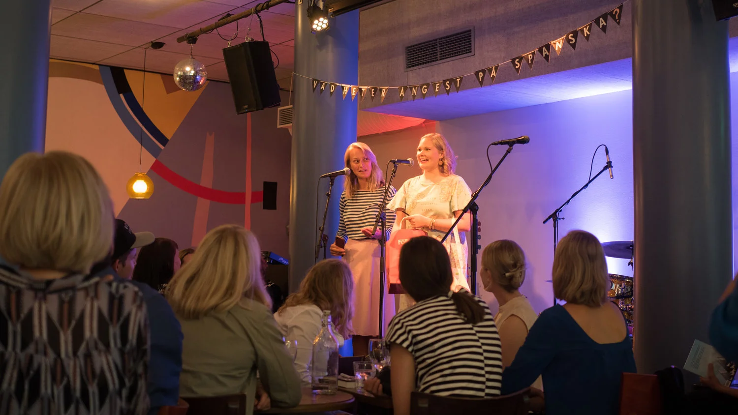 Min redaktör Amanda och jag på Scen, jag avslöjade rätt svar i frågesporten där INGEN hade rätt på alla frågor!