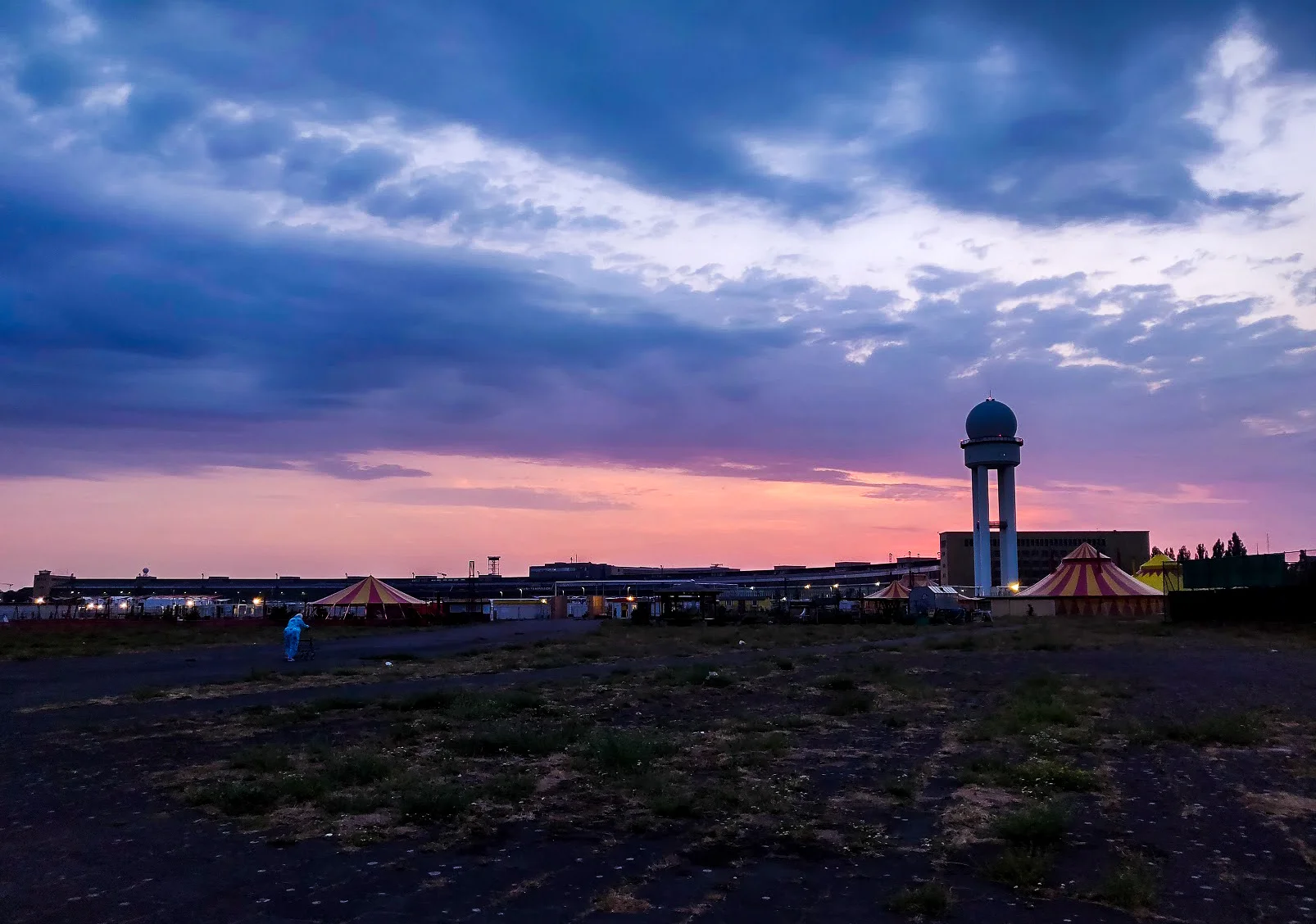 Det här är en av mina favoritbilder från Berlin. Knäppt snabbt med mobil på Tempelhof. OBSERVERA KVINNAN MED RULLATOR OCH CIRKUSTÄLTEN.