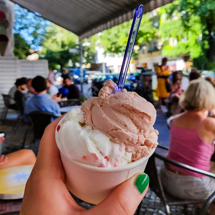 Getmjölksglass med jordgubb och rabarberglass. Rabarbern kändes lite för syrlig, men getmjölksglassen!! <333