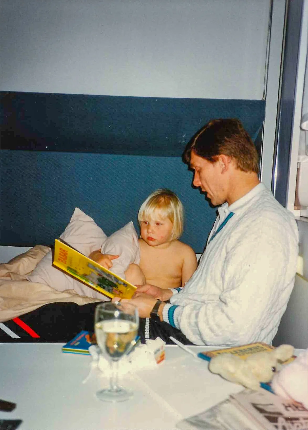 Jag tror det här är på en båt. Pappa och jag och en bok. Så klart.