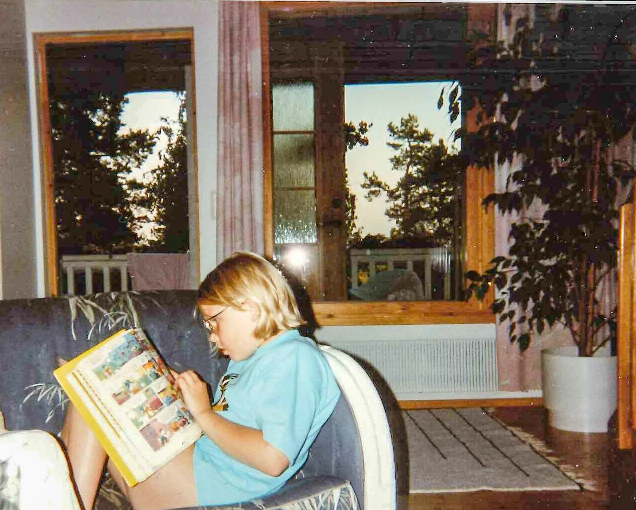 Ser ni den koncentrerade blicken? Mina föräldrar brukade säga att det var omöjligt att få kontakt med mig när jag läste. Och ja, jag hade glasögon i nåt år när jag började skolan, men sen slapp jag dem. Tills nudå.
