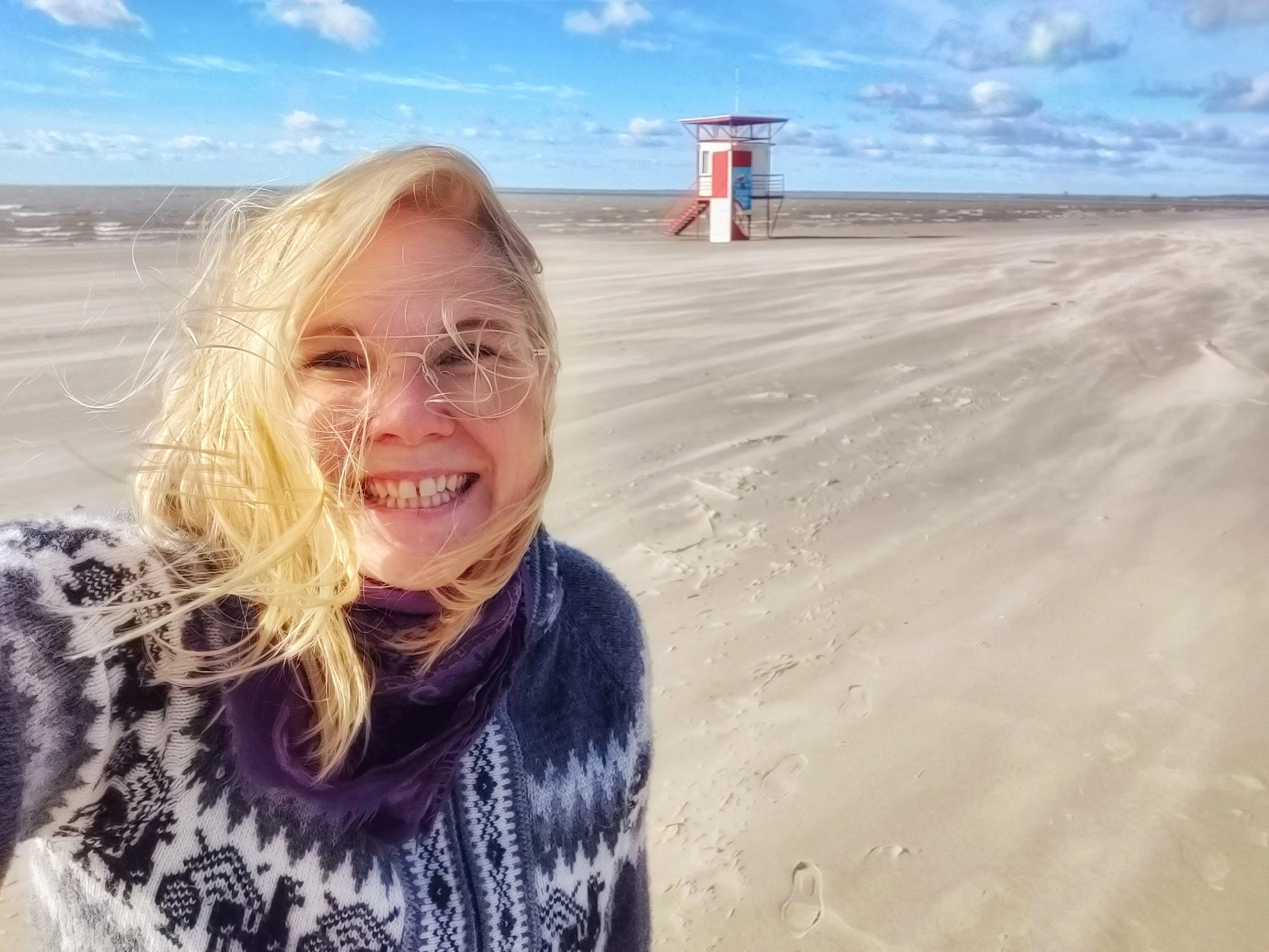 Ingen storm i dag, men galen blåst på stranden. 