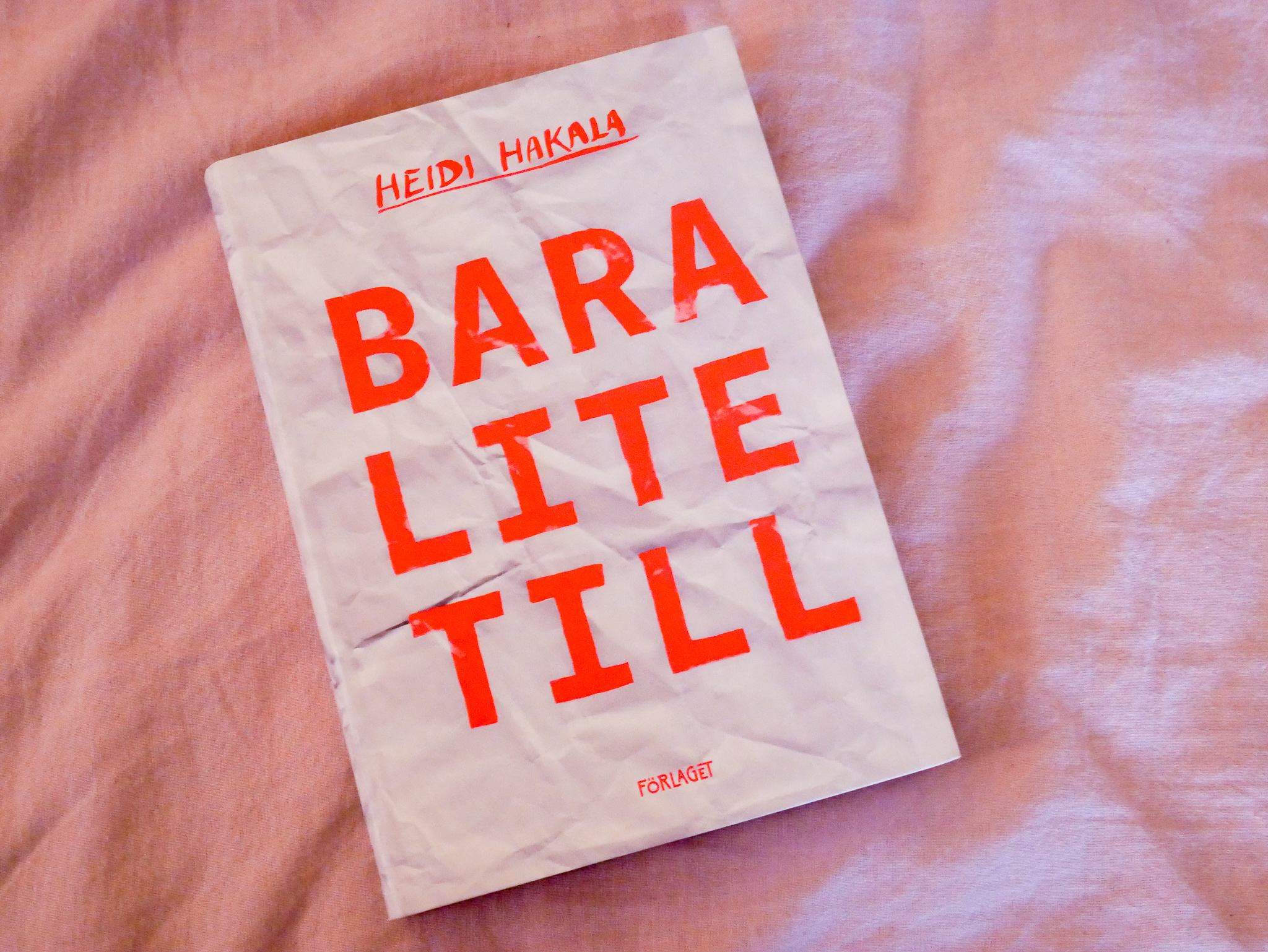 Omslaget är förresten designat av Linn Henrichson (som också gjorde omslaget till min debut). Jättefint tycker jag!!