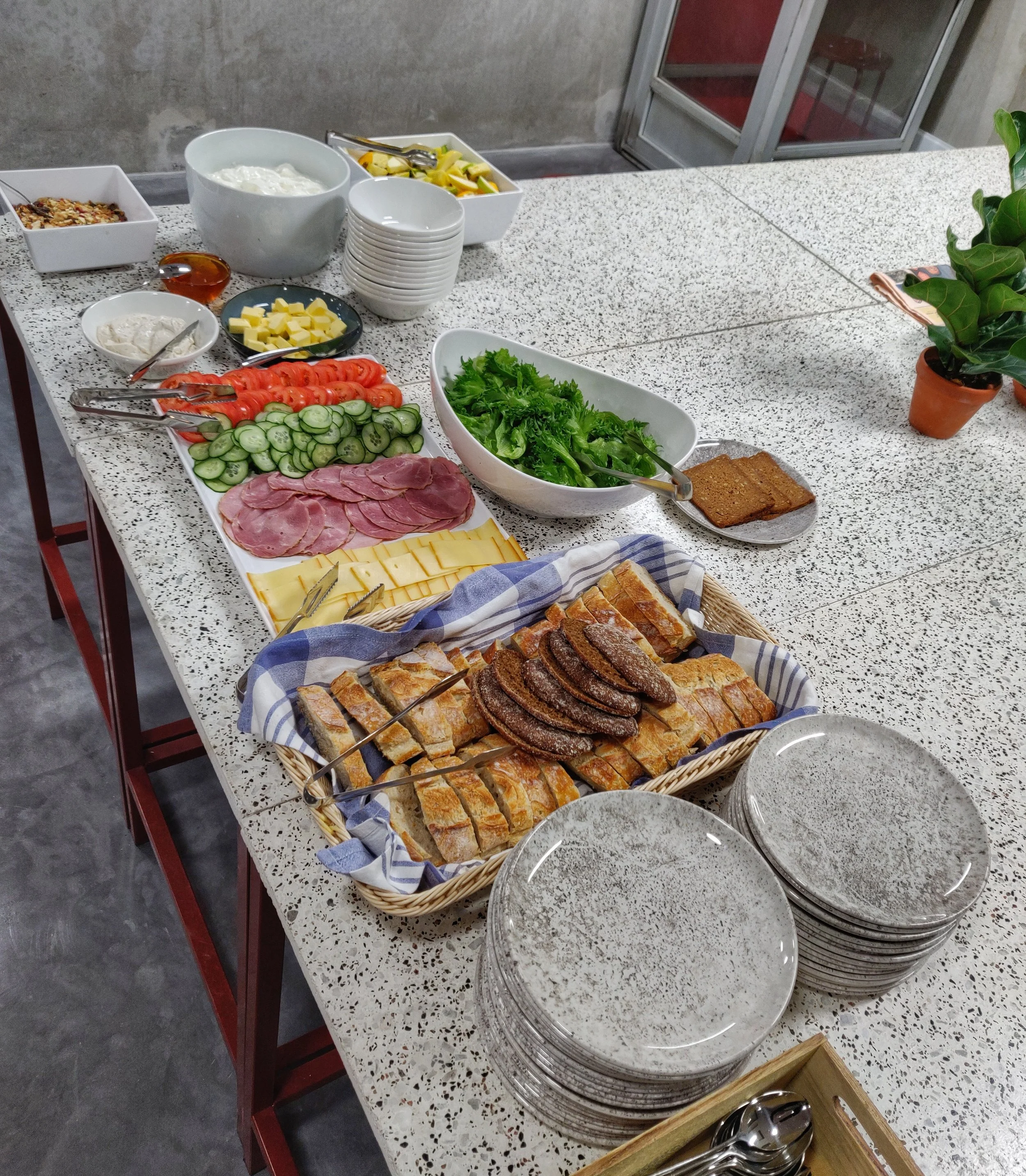 Morgonens frukost på kontoret. Bästa sättet att få mig i gång på måndag morgon!