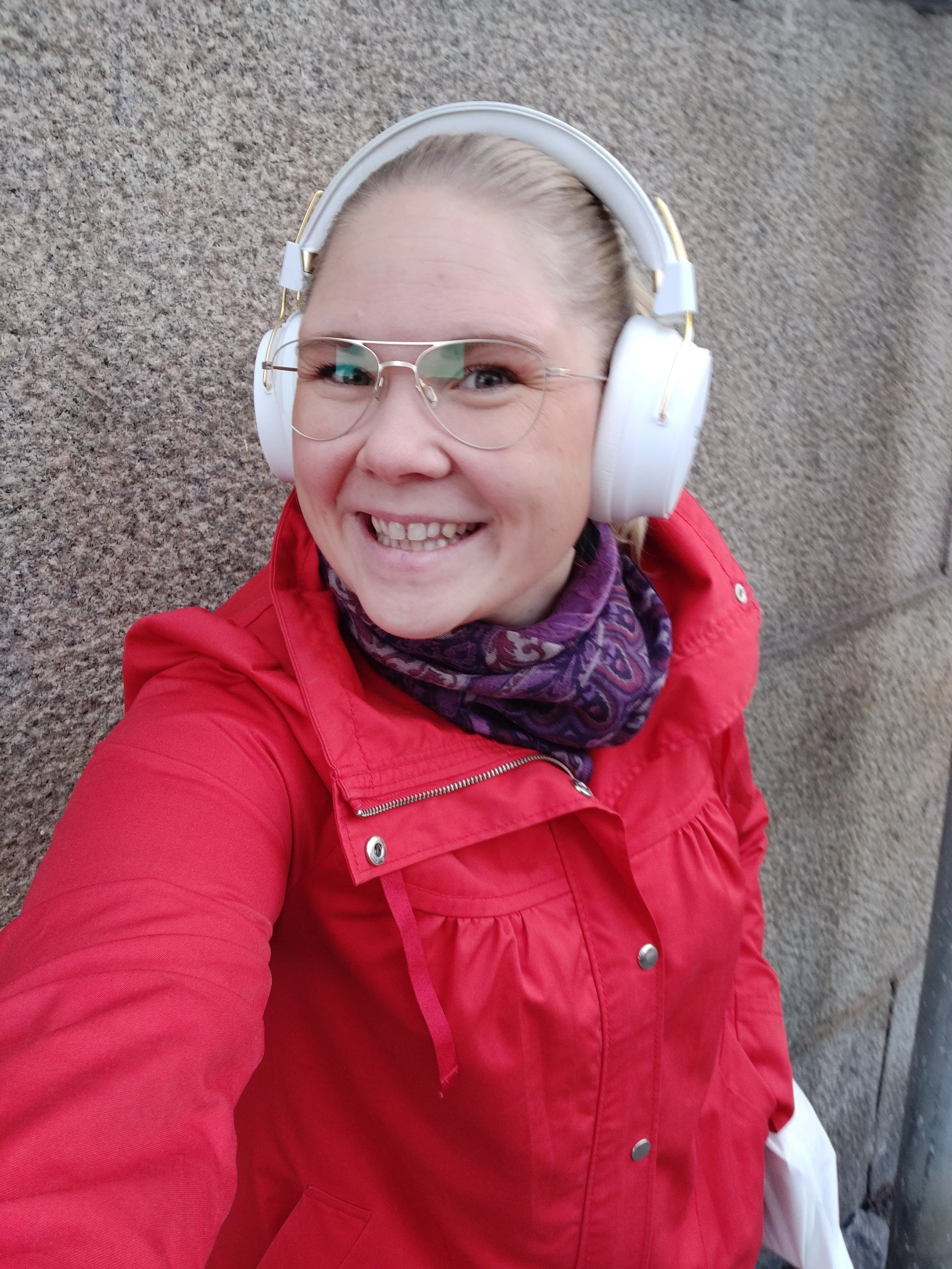 I dag kom höstjackan på för första gången. Varför köpa en ny, när den här tio år gamla trotjänaren funkar bra??