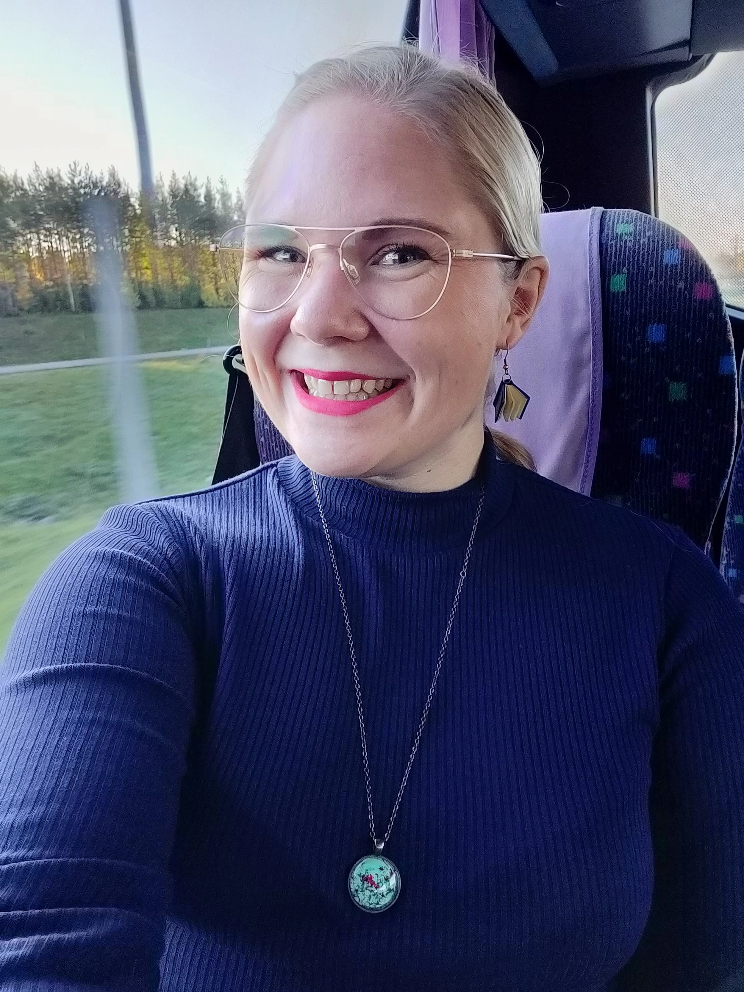 I buss på väg mot Tavastehus. Att vakna 6.30 är inte speciellt kul, men uppenbarligen går det också!