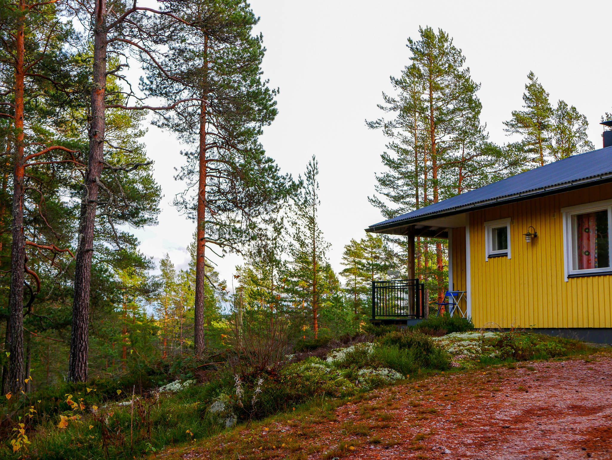 I den här gula stugan har vi skapat bloggmagi. Eller försökt i alla fall.