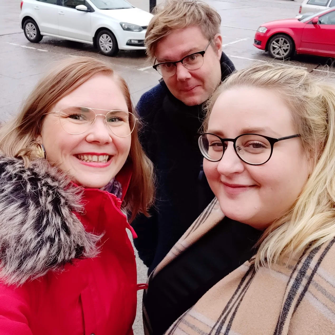 Jag, Pär och Ellen poserar på Ekenäs snyggaste plats. Och nej ingen av oss är drogad, vi är bara nöjda och glada.