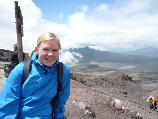 På 4800 meters höjd på vulkanen Cotopaxi. Den här lill-Kugge var inspirationen för min debut.