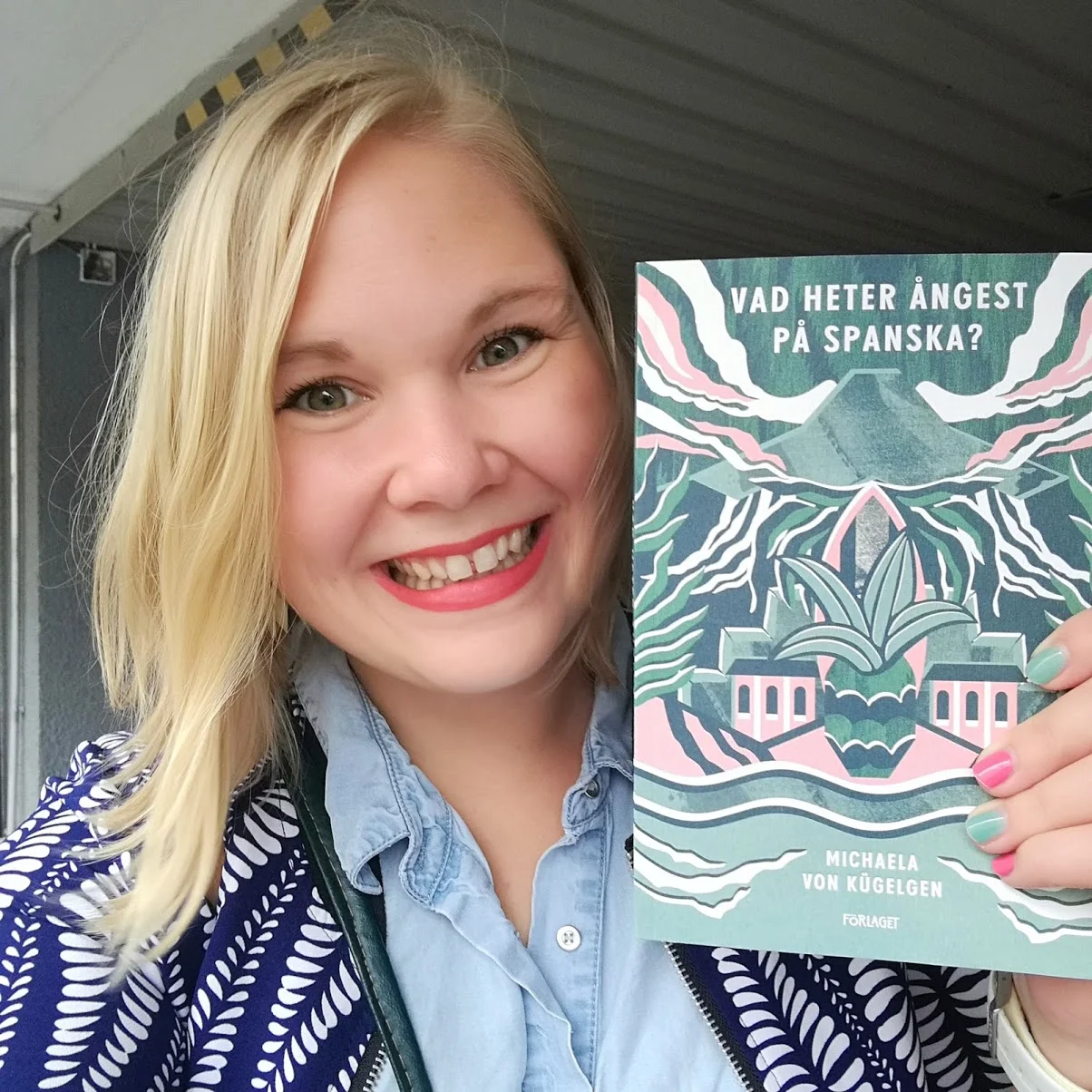 Så här glad var jag när jag höll i min bok när den hade kommit från tryckeriet. <3