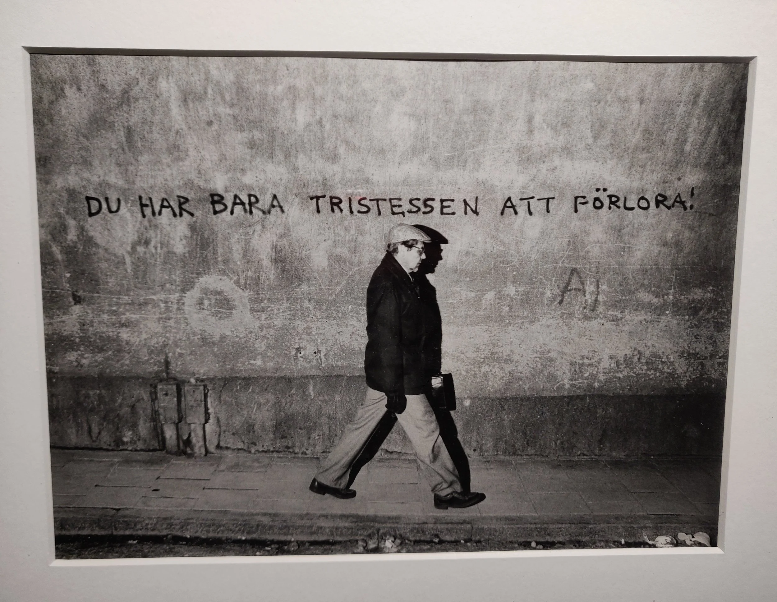 Foto av ett foto från Fotografiska. Jag tänker att det här är en bra påminnelse för alla som funderar på att gå utanför sin bekvämlighetszon. Du har bara tristessen att förlora!