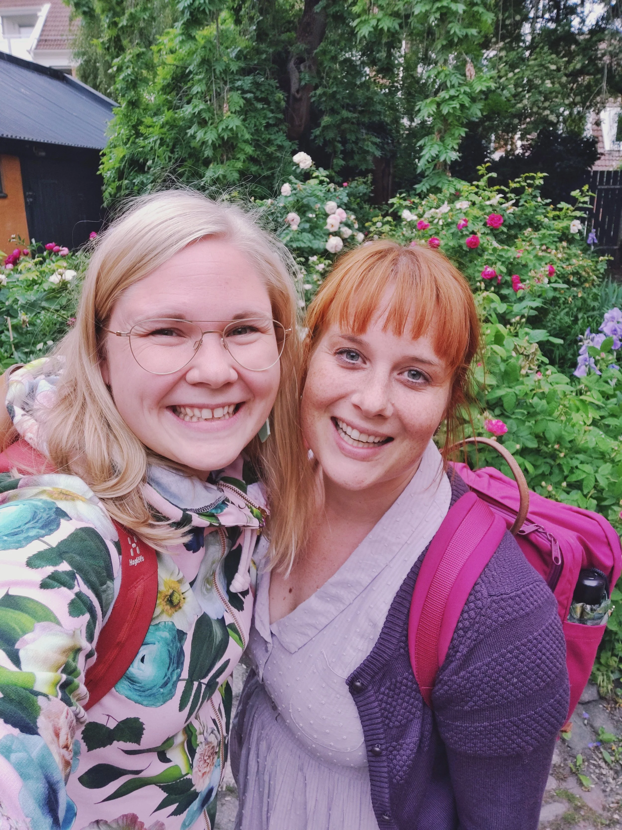 På den fina innergården till charlottes frilanskontor inne i Lund.