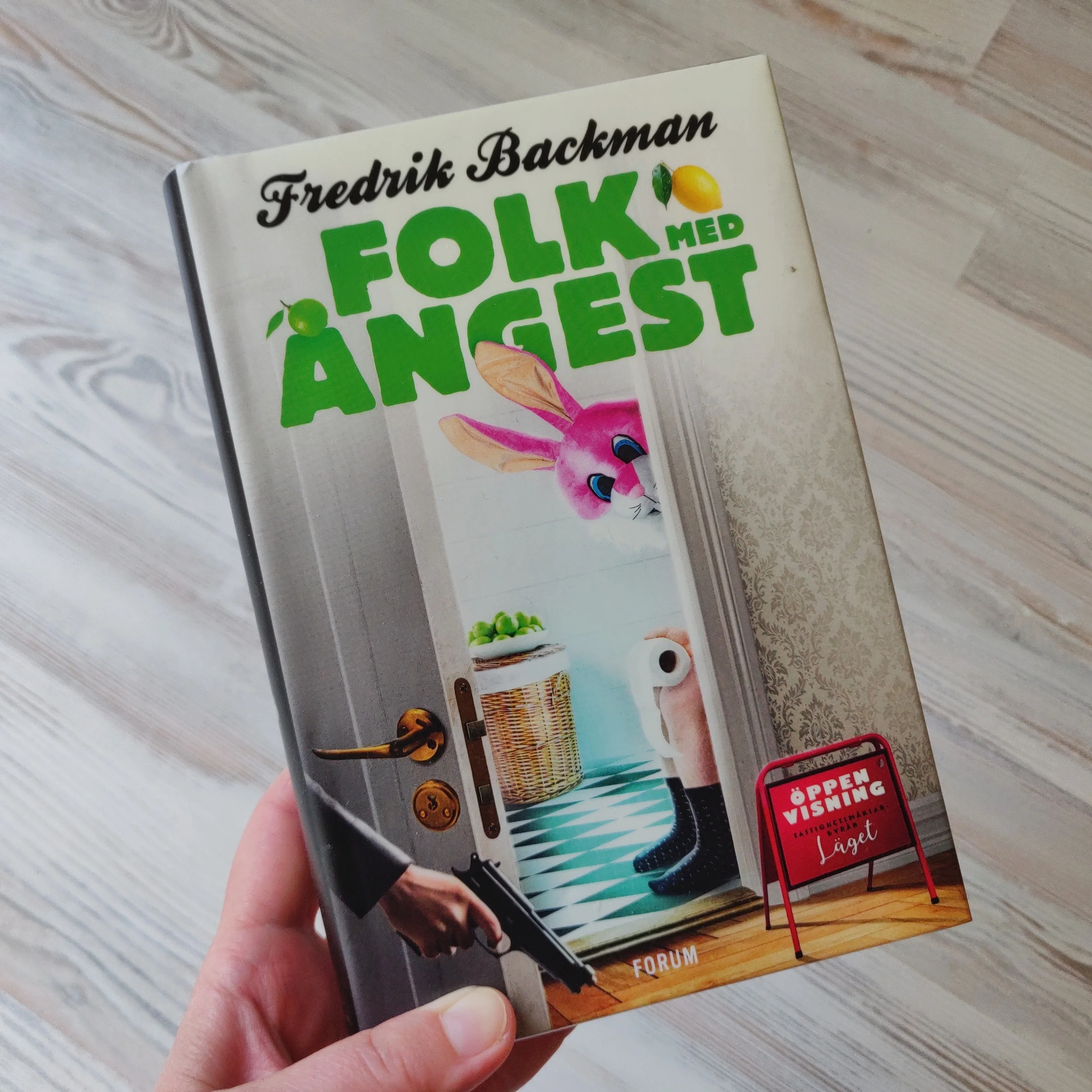 Läser boken Folk med ångest av Fredrik Backman