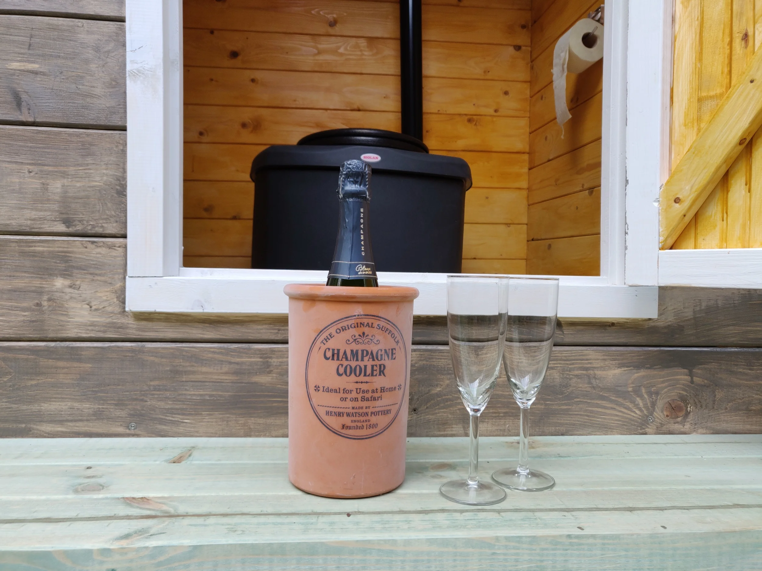 Notera coolern: “ideal for use at home or on safari” – och på dass så klart!