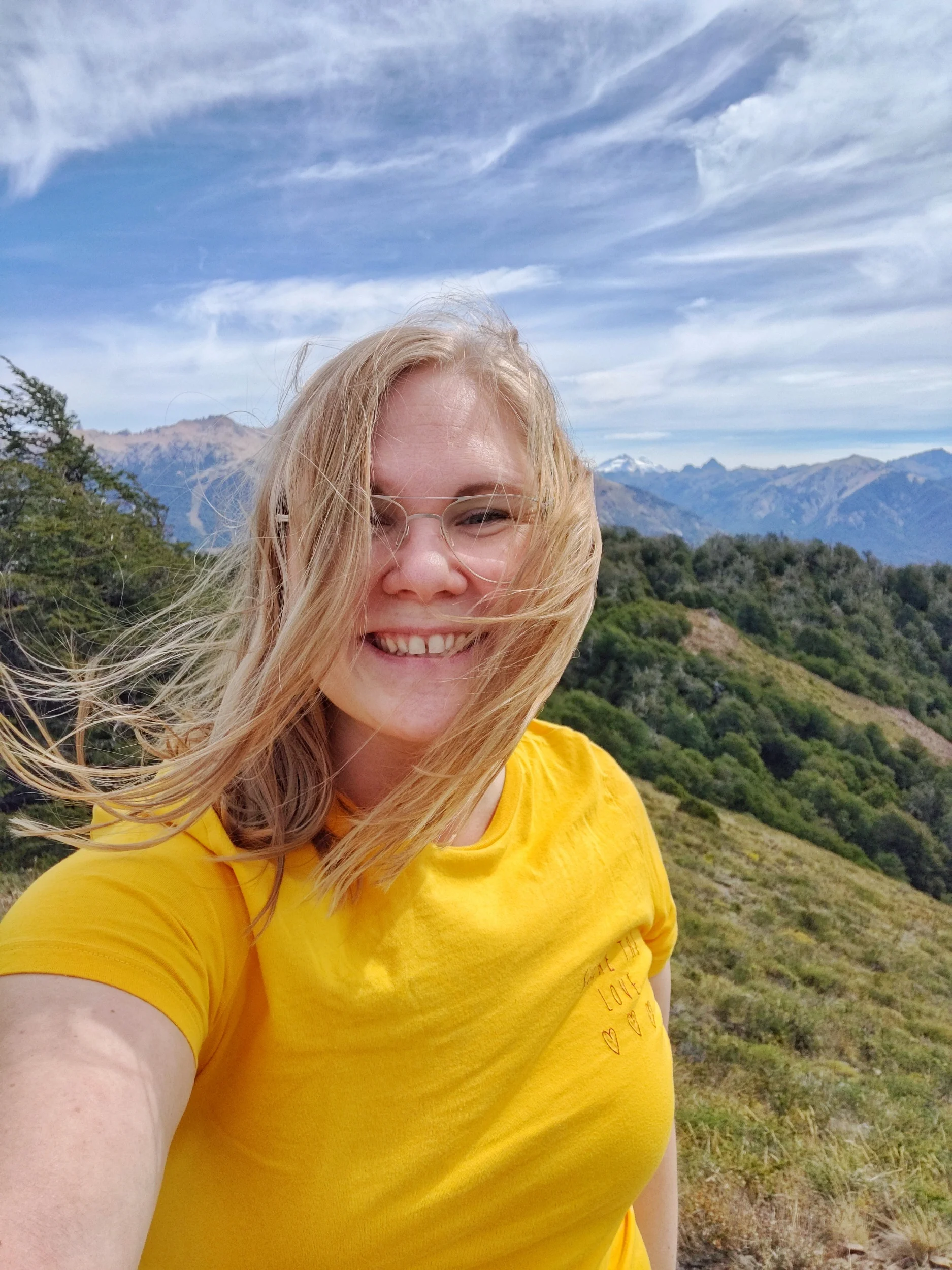 Glad Kugge i blåsten på ett berg