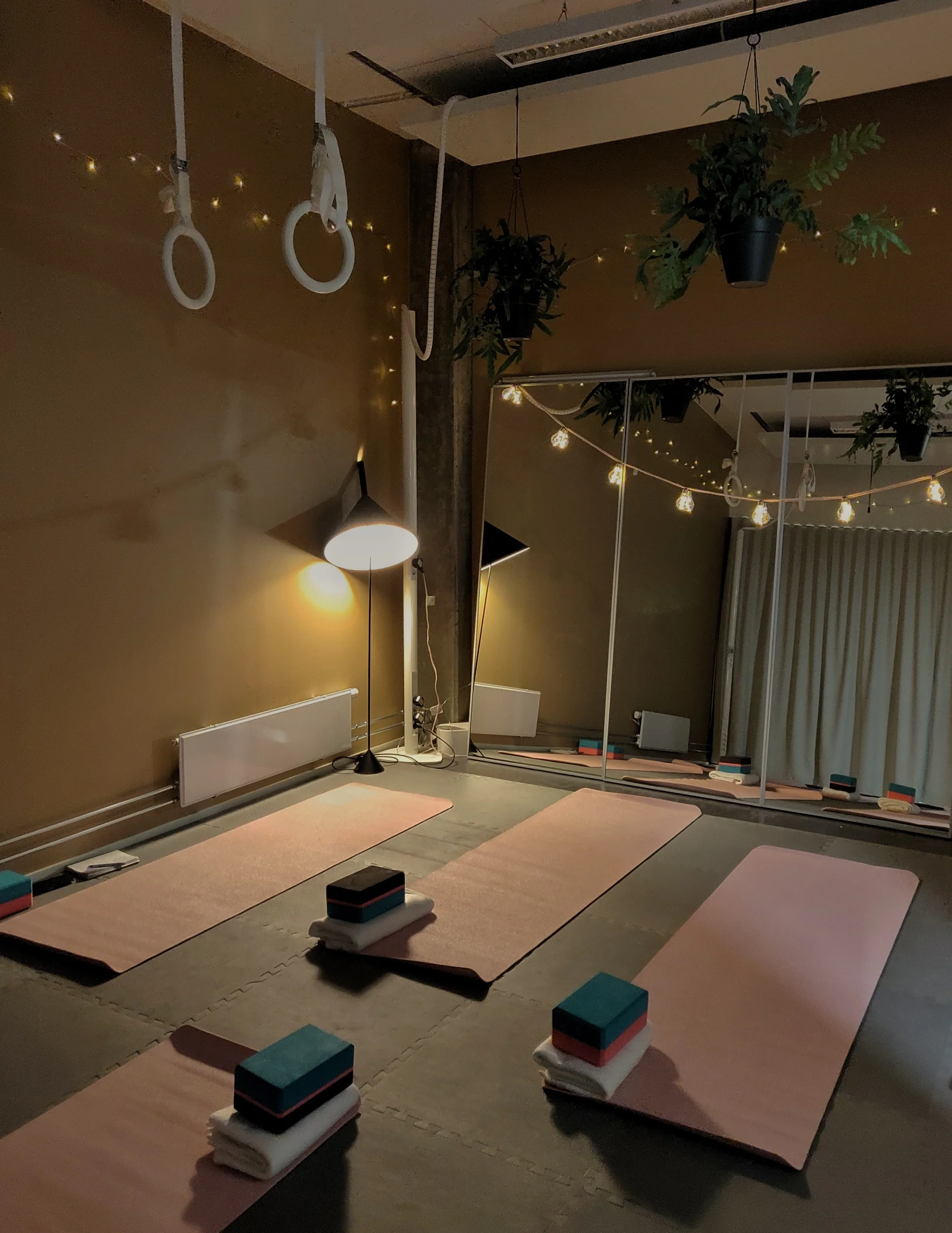 Yoga på kontoret i tisdags, tycker vårt yogarum är så mysigt. <3
