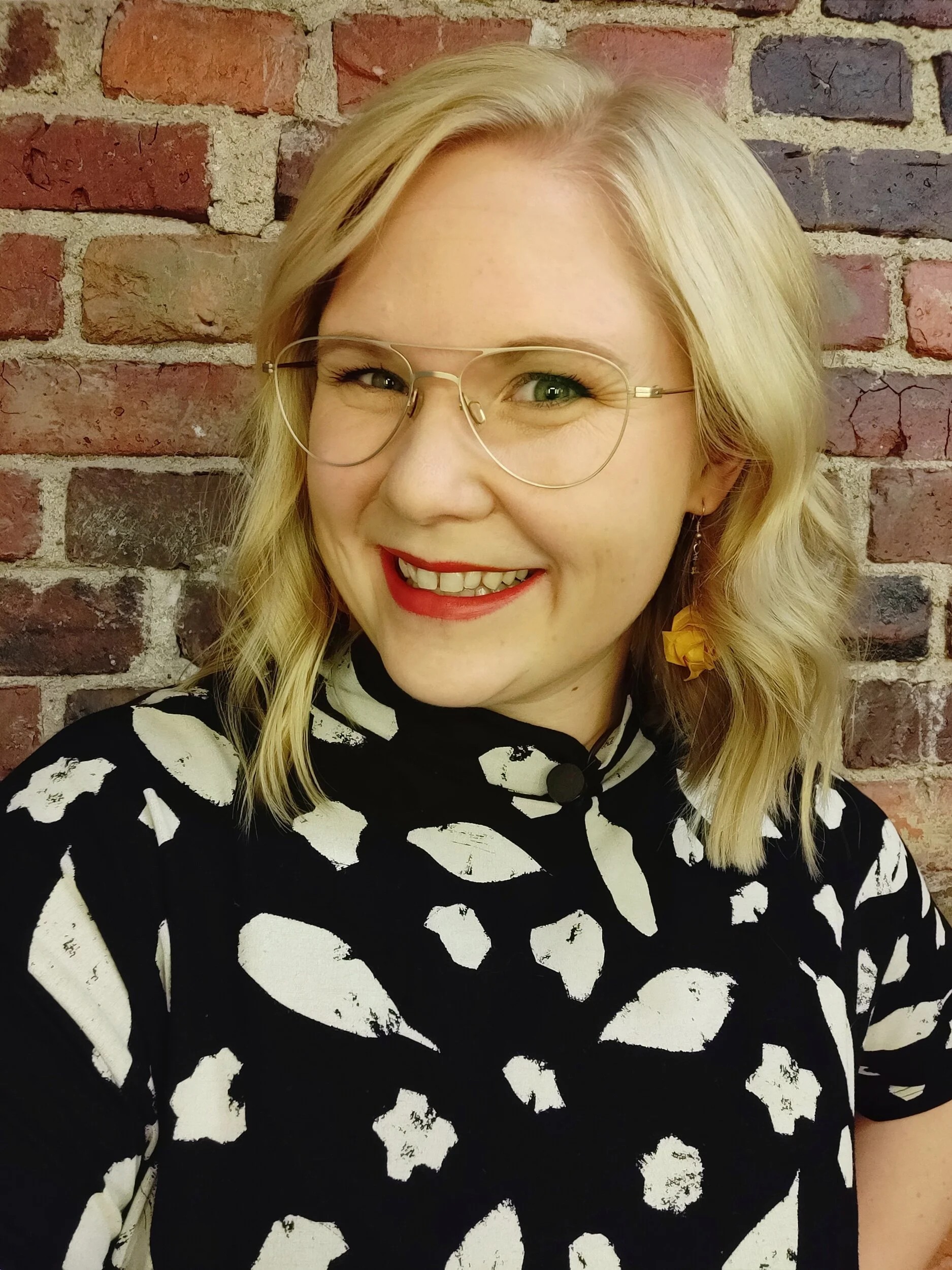 Sminkad och fixad. Anne som sminkar på Efter nio är ett geni!