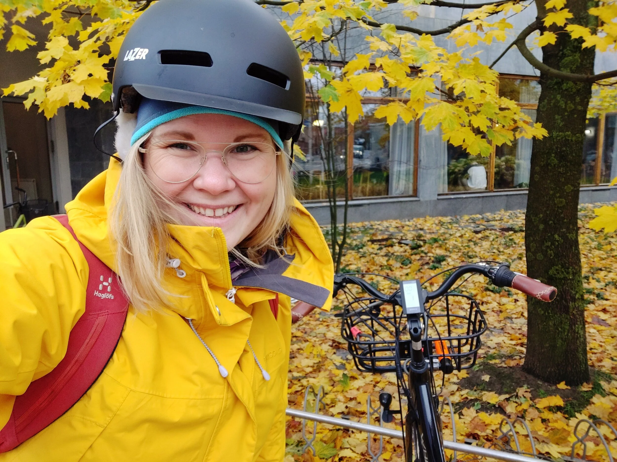 Nöjd cyklist med mössa och öronlappar för att inte frysa i höstkylan.