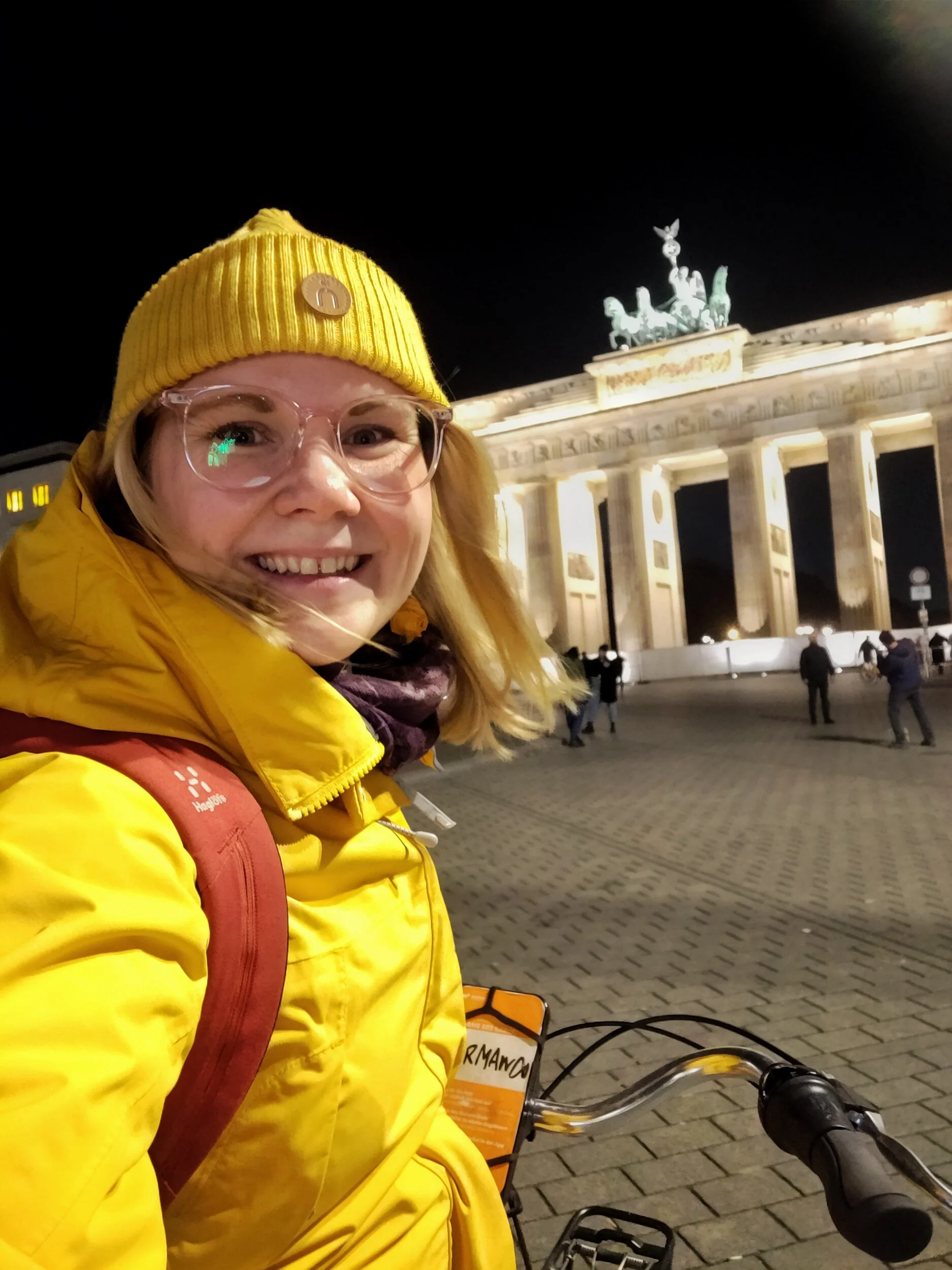 Nya glasögon och Brandenburger Tor. Ganska exakt 30 år sedan muren föll och folket strömmade här igenom!