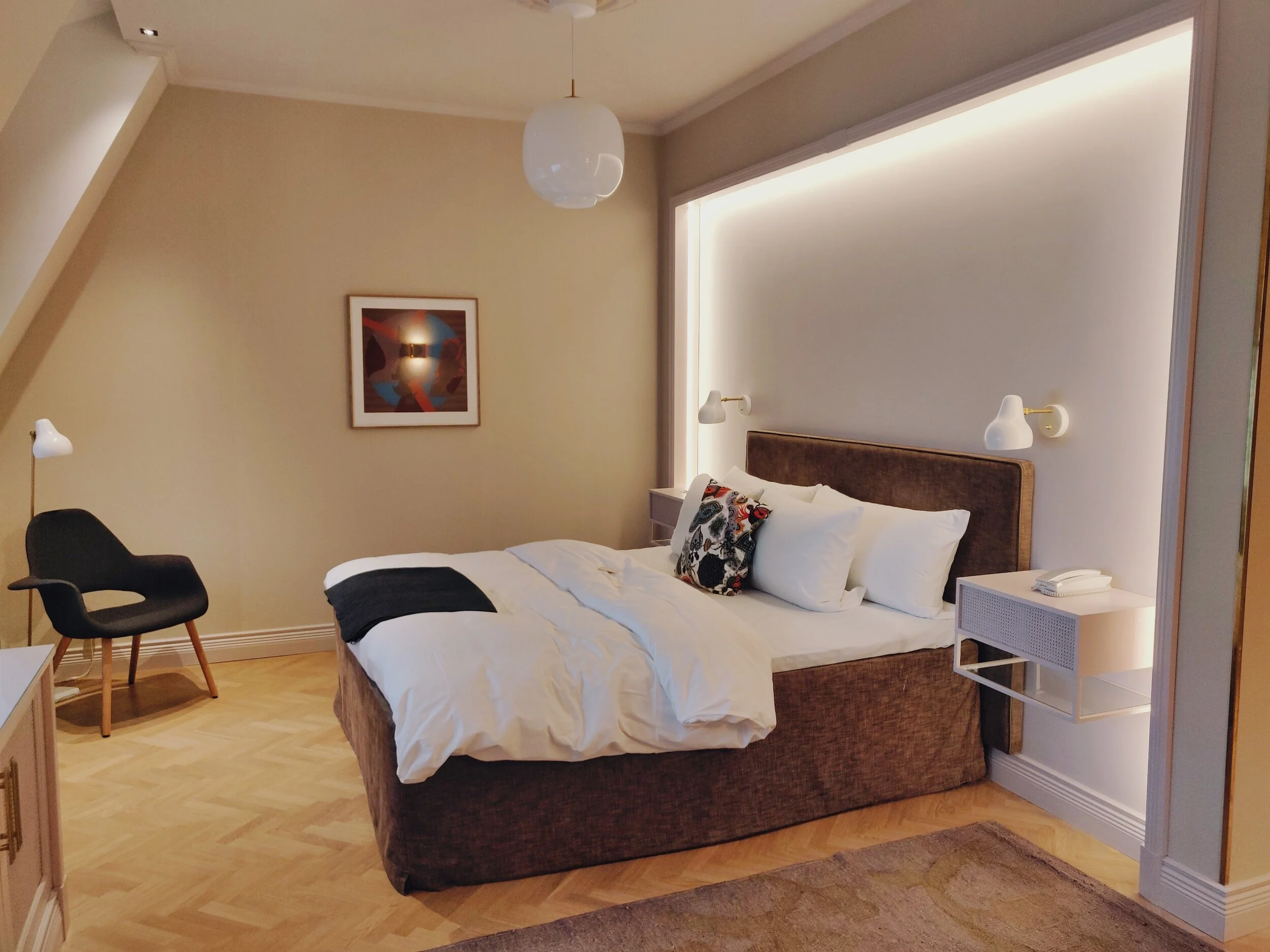 Stilrena och snygga rum. Egentligen är väggarna typ ljusrosa, men det syns inte här.