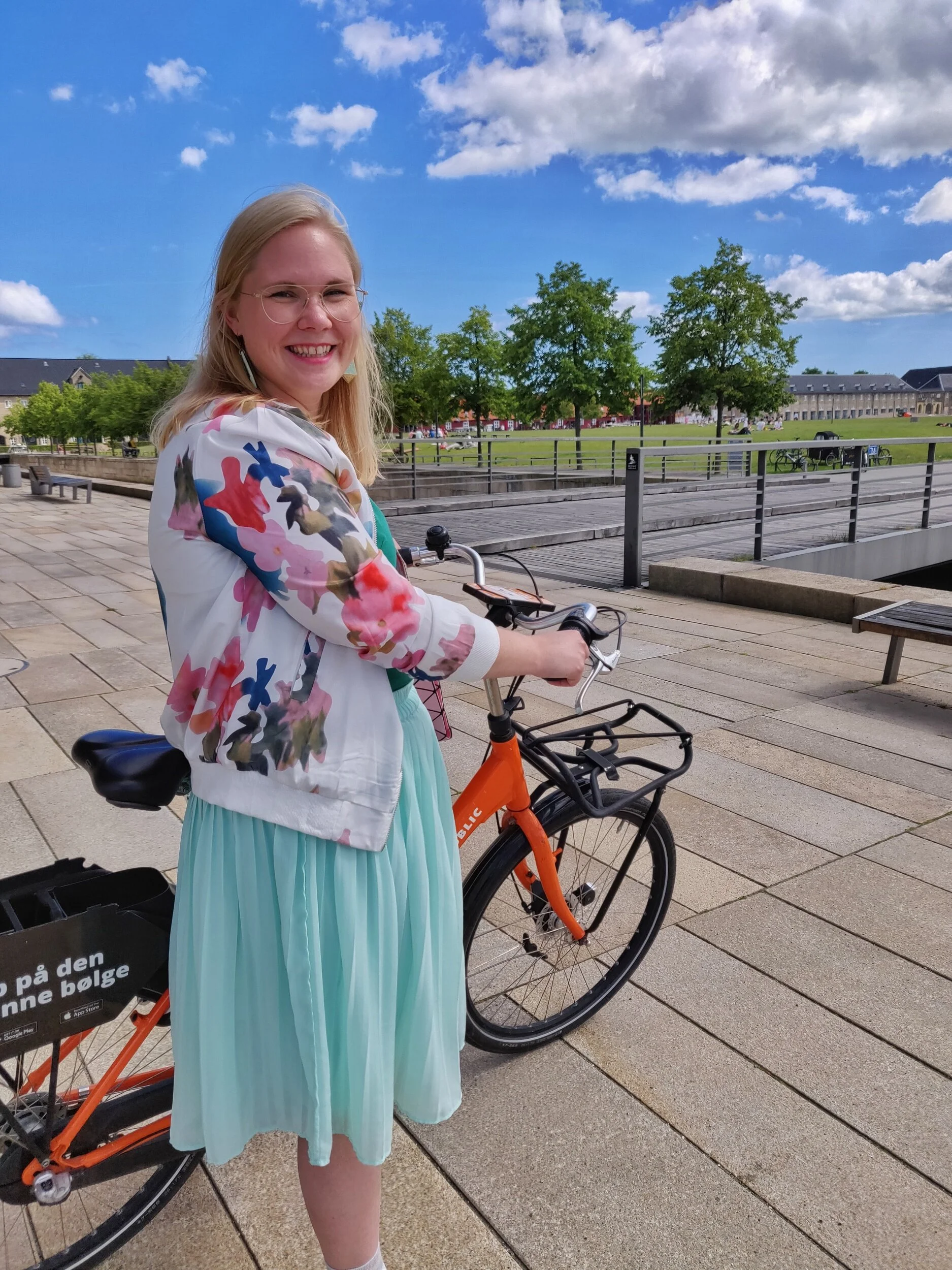 En ny tröja/jacka från Berlin eftersom jag tappat bort (?!) min blåvita favorit, köpt 2013 i samma affär. Kjolen är från 2012 och jag älskar den lika mycket nu som då.