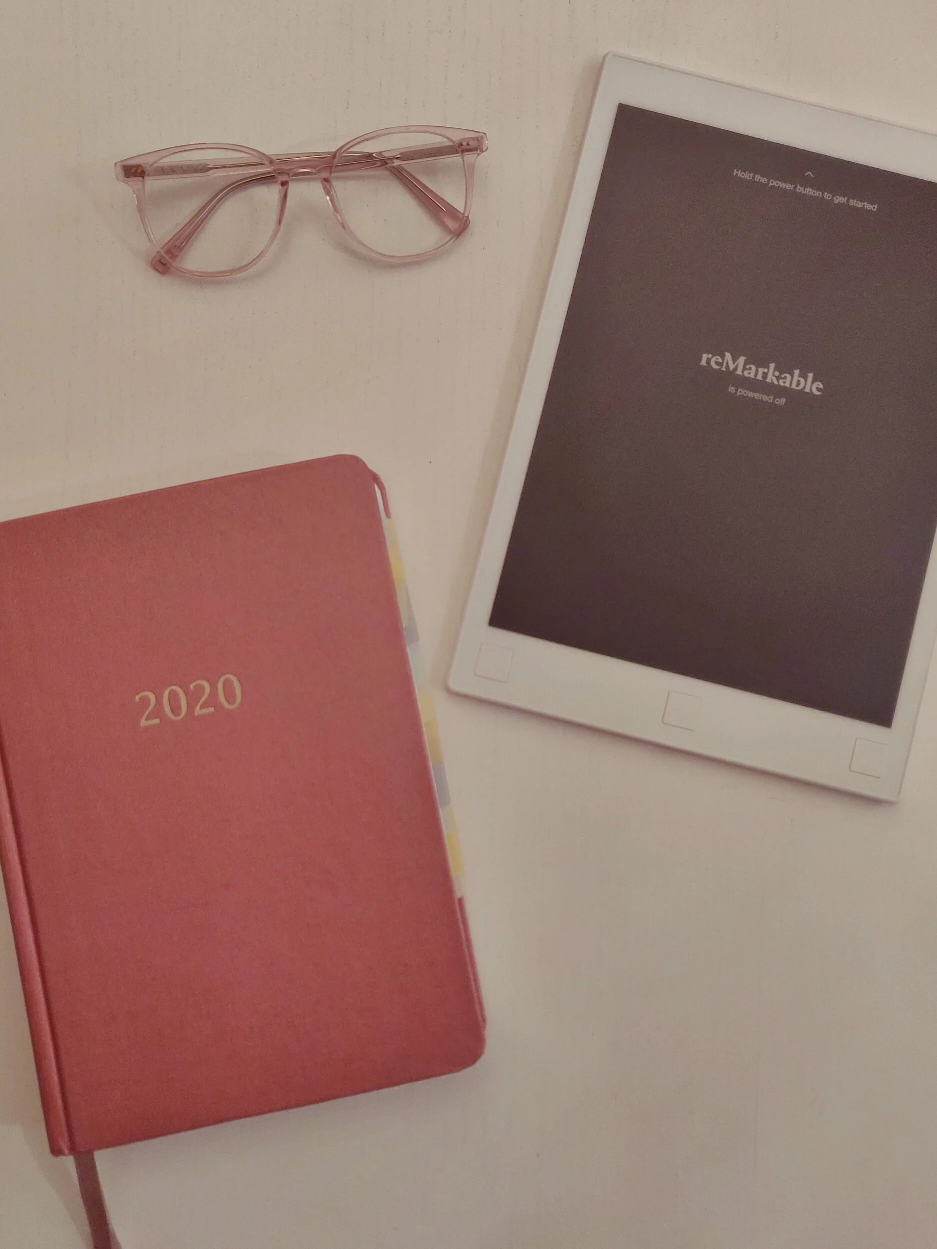 Kalender, glasögon och min reMarkable i detta underbara februariljus när klockan är nästan 22.
