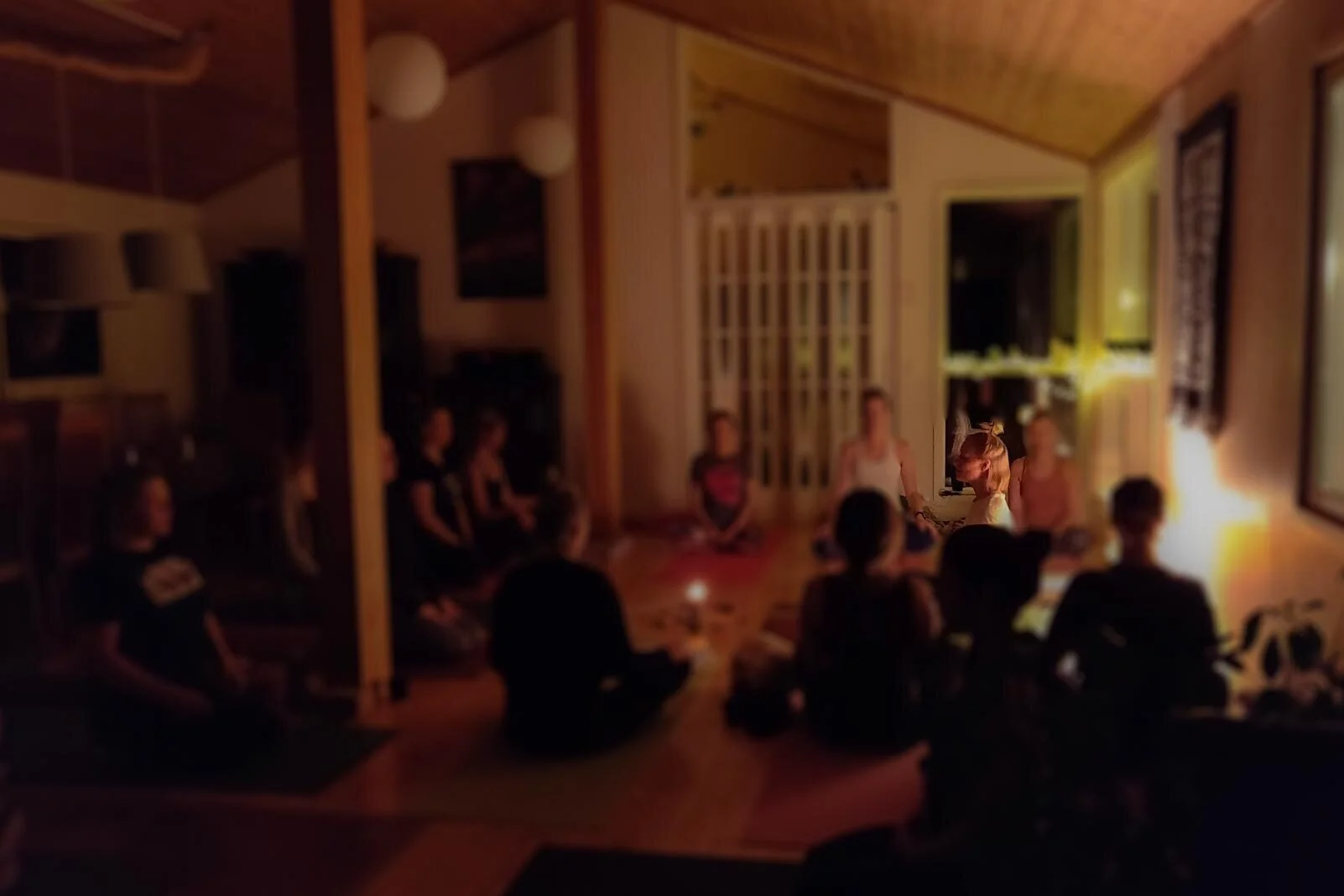 Så stämningsfullt i yogarummet.