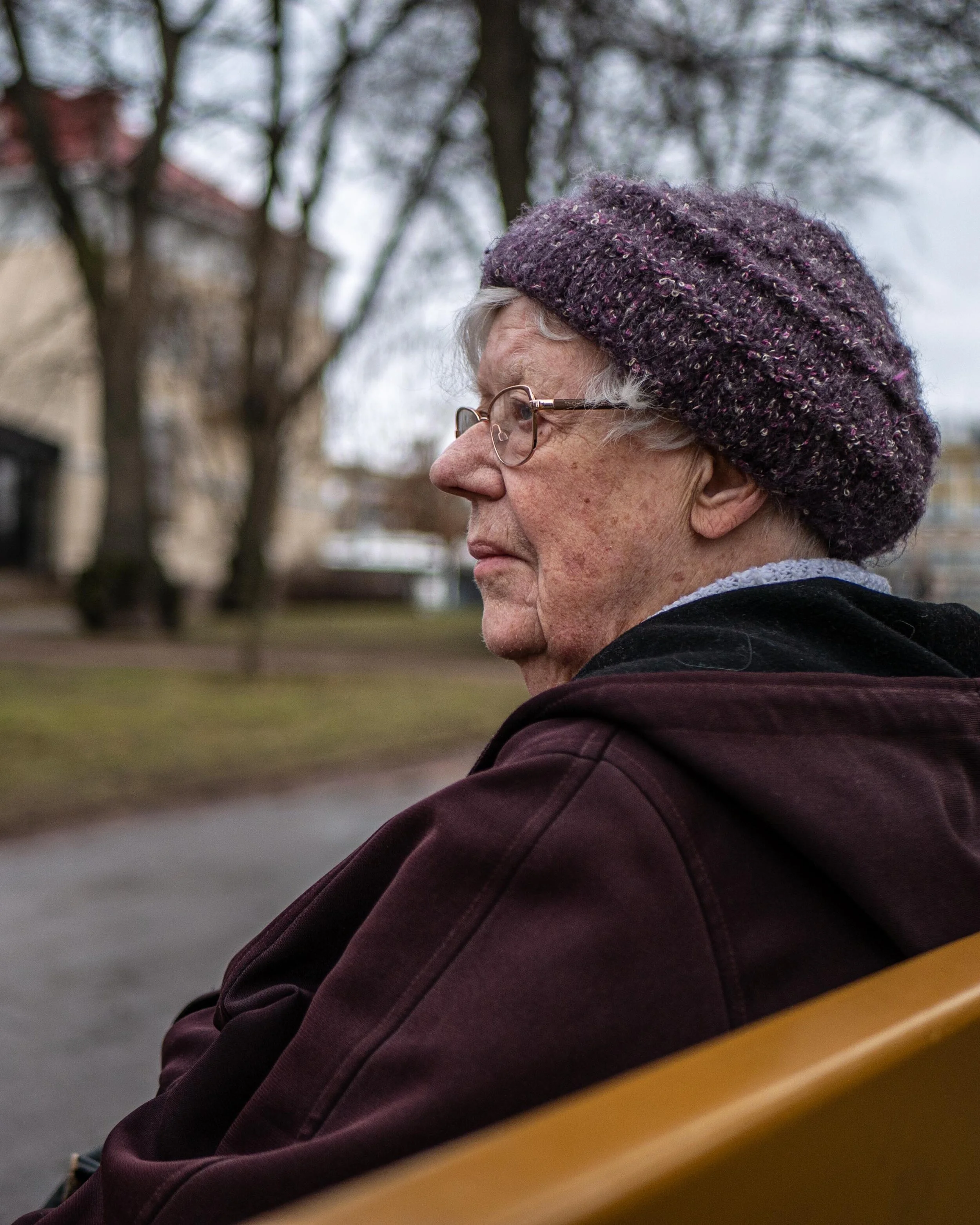 Här är damen på parkbänken. Fint ändå att ställa upp på foto när en främling frågar??