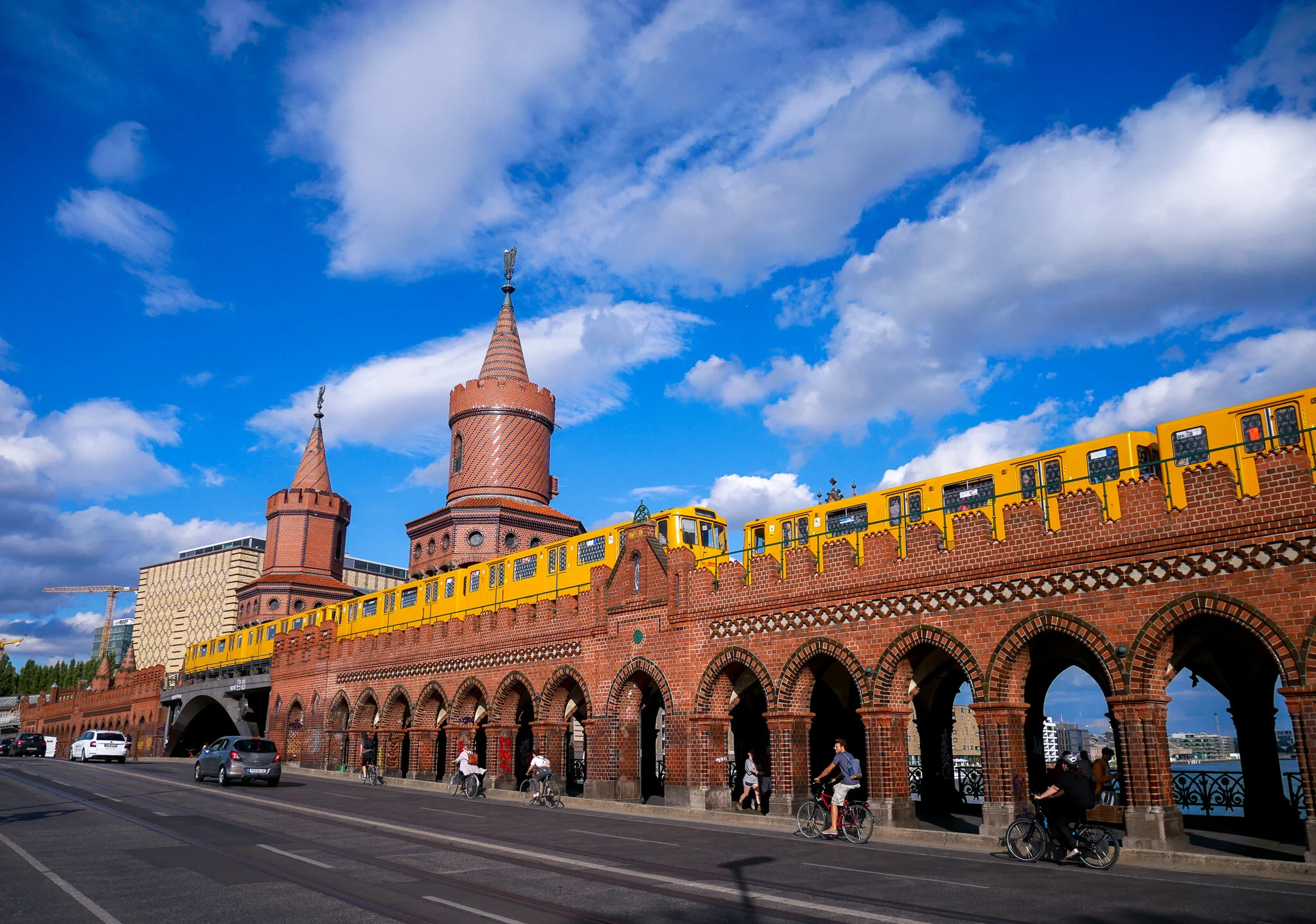 Bodde nära den här bron i Berlin och har mycket i den staden att tacka för att det faktiskt blev författare av mig.