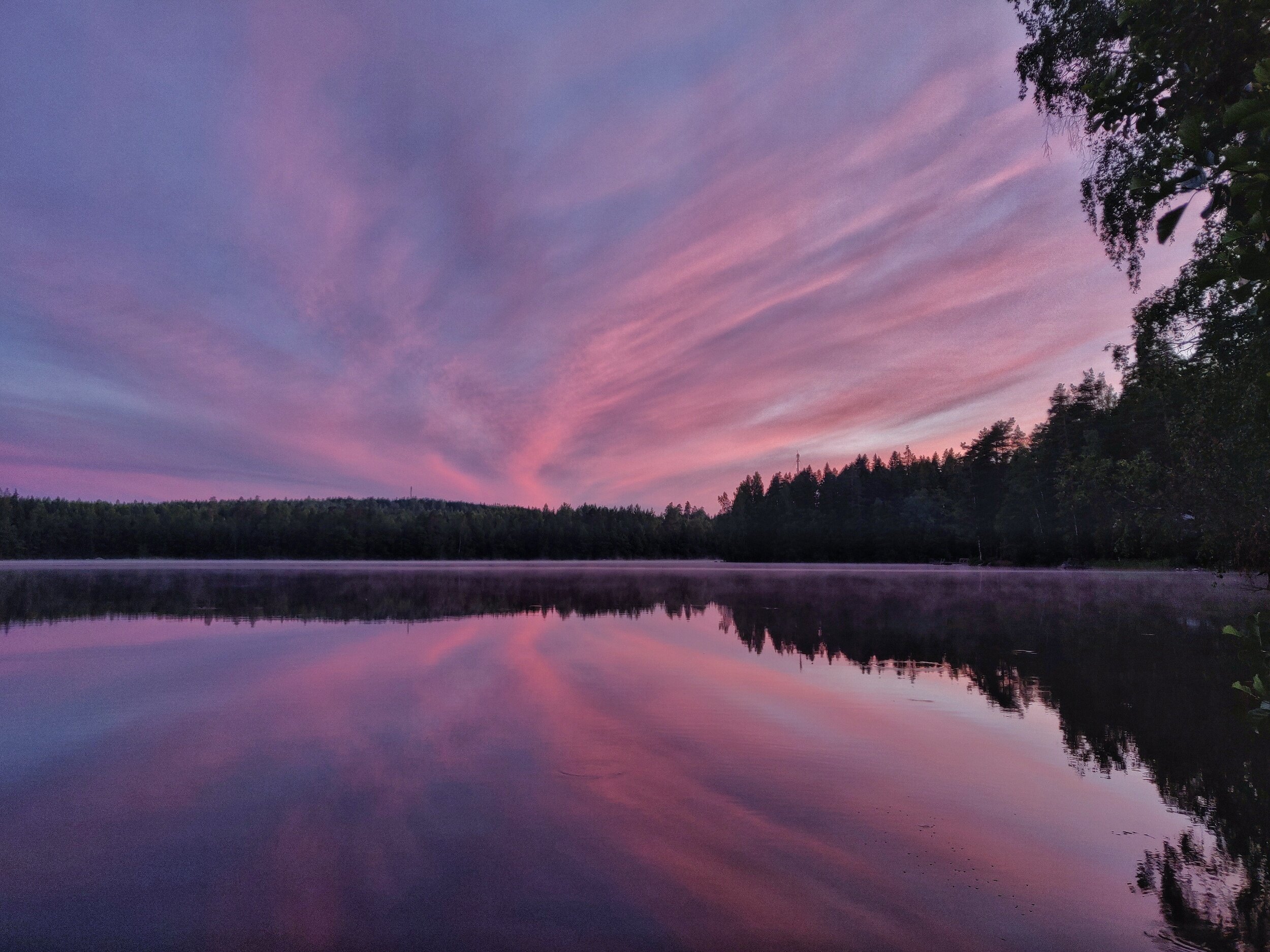 En spegelblank sjö i solnedgången