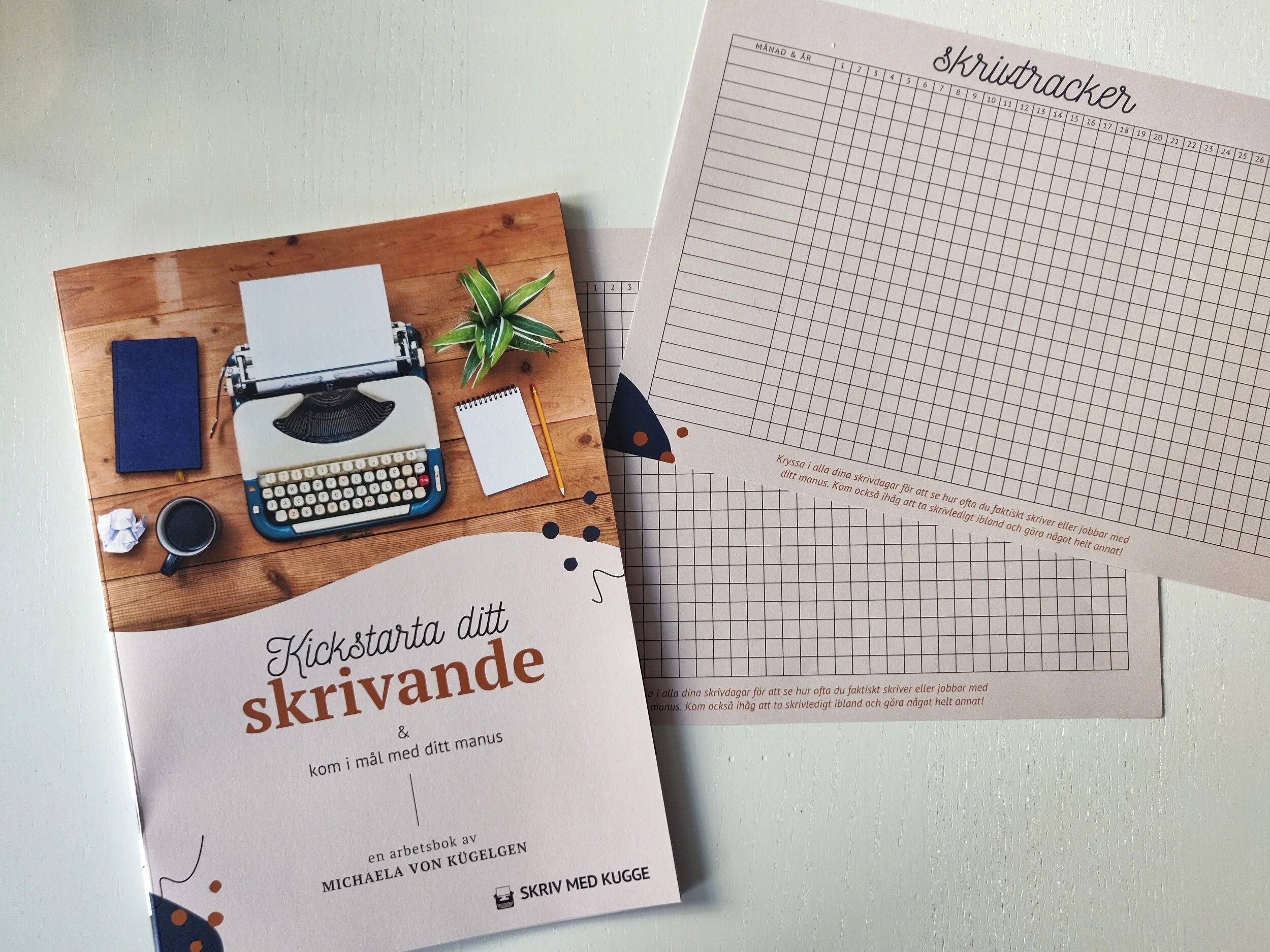 Alla som beställer printen kommer också att få en fin skrivtracker för att hålla koll på sitt skrivande.