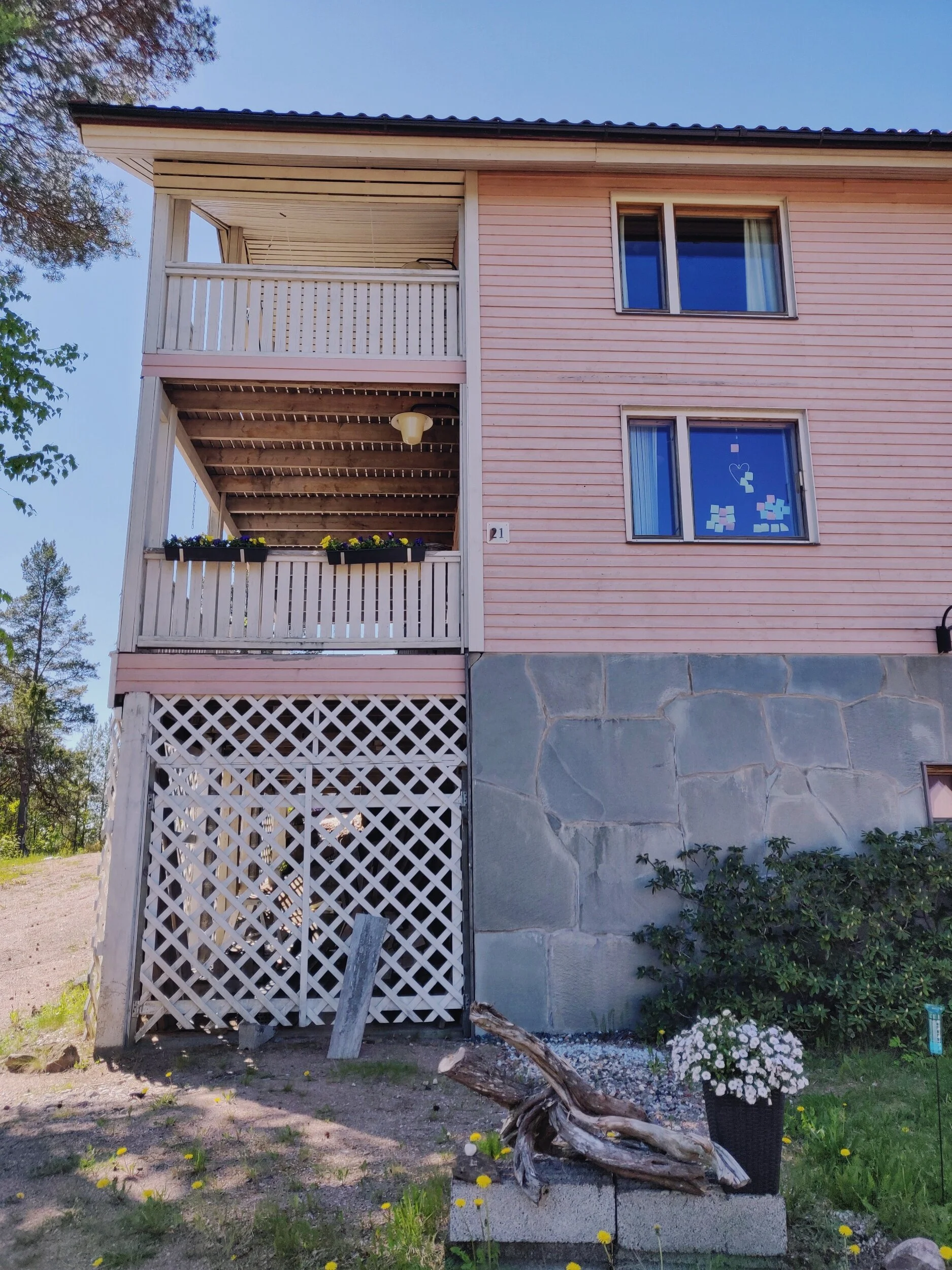 Notera post-it lapparna i fönstret – på dem skrev vi upp vad vi letar efter i vår assistent och varför vi ens ska ha en.