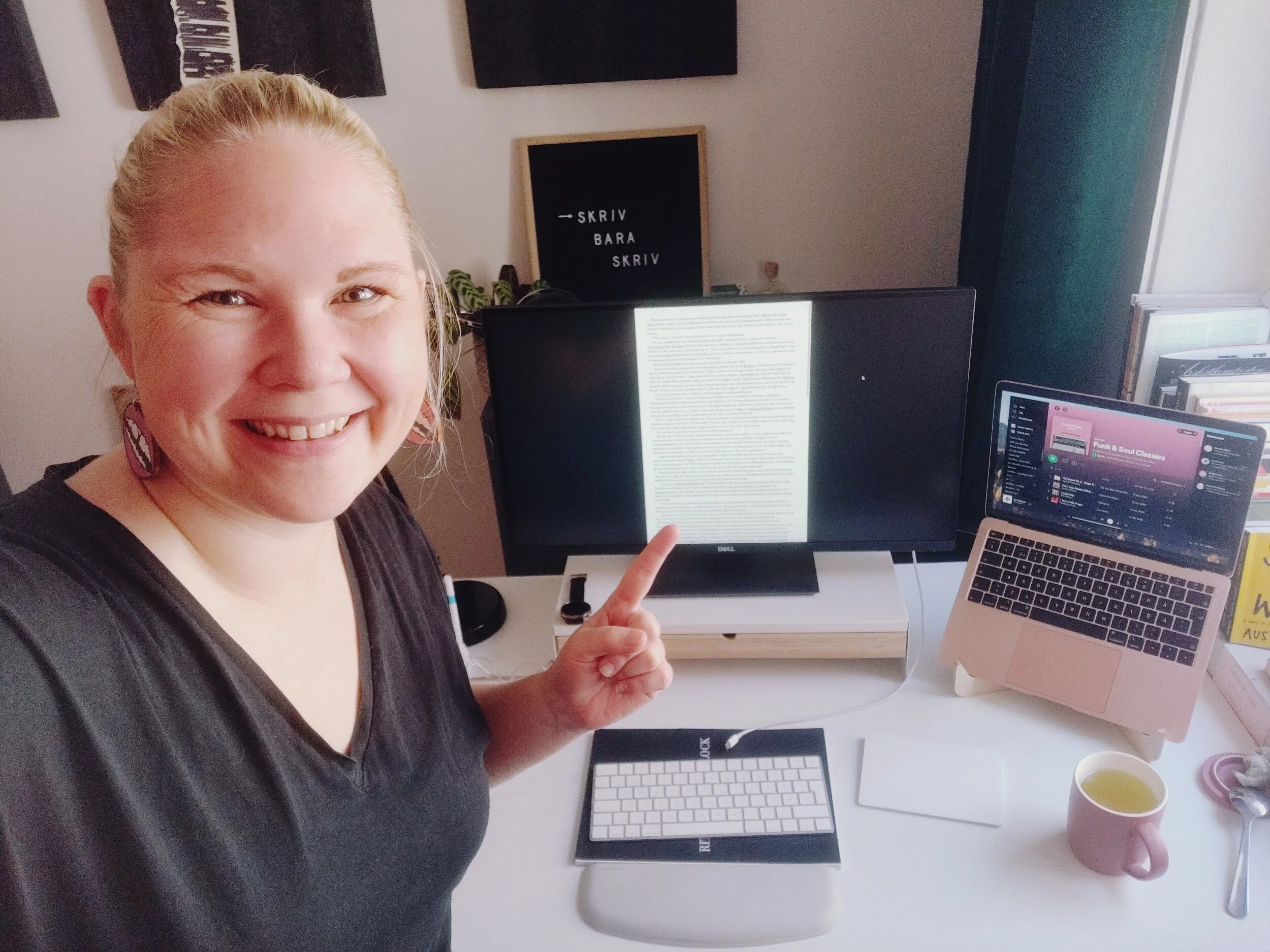 Författaren och hennes Scrivener-dokument på en ny stor extern skärm. Plötsligt har jag liksom blivit en sån som har skärm!