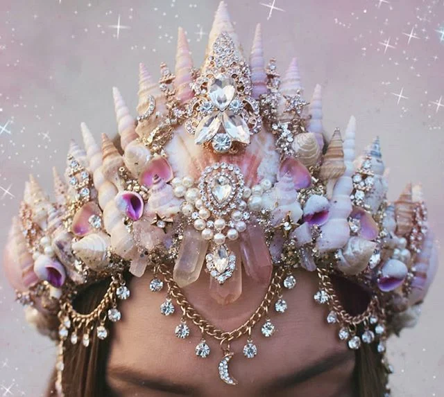 [Incert caption]

Brain non responsive today..
Need coffee
And a hug

Buy crowns
Pls

#coffee #whereareyou #needanewbrain
#freehugs #help #ohyeh #herearetheusualtags #mermaidlife #crystalcrown #extra #mermaidcrown