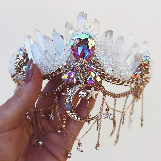 Hey beauties, I've got lots of enquires about bridal work lately and i struggle to get back to everyone in a timely manner 😭 i just wanted to let you know I DO make custom crowns for every occasion. Check out my website www.Chelseasflowercrowns.com