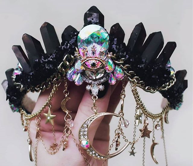 Smokey black quartz 🤤
One of my favorite crystals!
#thirdeye #crystalcrown #smokeyquarts #blackcrystals #mermaidcrown #galaxy #auracrystals #gothgirls #gothcrowns #blackisthenewblack