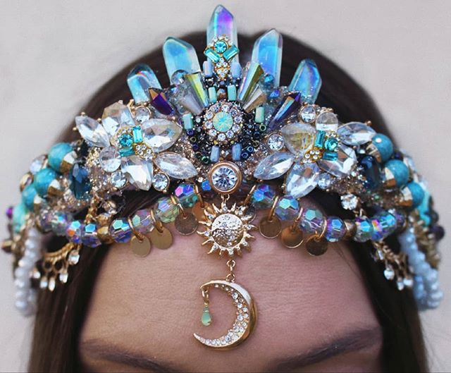 ALRIGHT YOU MAGNIFICENT HUMANS seeing as it's only a few months before I will be pushing a human out my front bum I thought I'd ask what you guys want me to make for my shop? Any special request? Sunnies, cuffs, bras, flowercrowns, lace earings, mermaid crowns or I'm loving these shell-less beaded designs atm.. thoughts?
I will also only have my "build a crown" custom crown option on my website available for another 2 weeks so if you were ever wanting a crown from me now is the time to order!
#mermaidhair #mermaidcrown #crystals
#crystalcrowns
#crystalcrown #sunsandmoons #handmade #gemstones #mermaid #flowercrowns