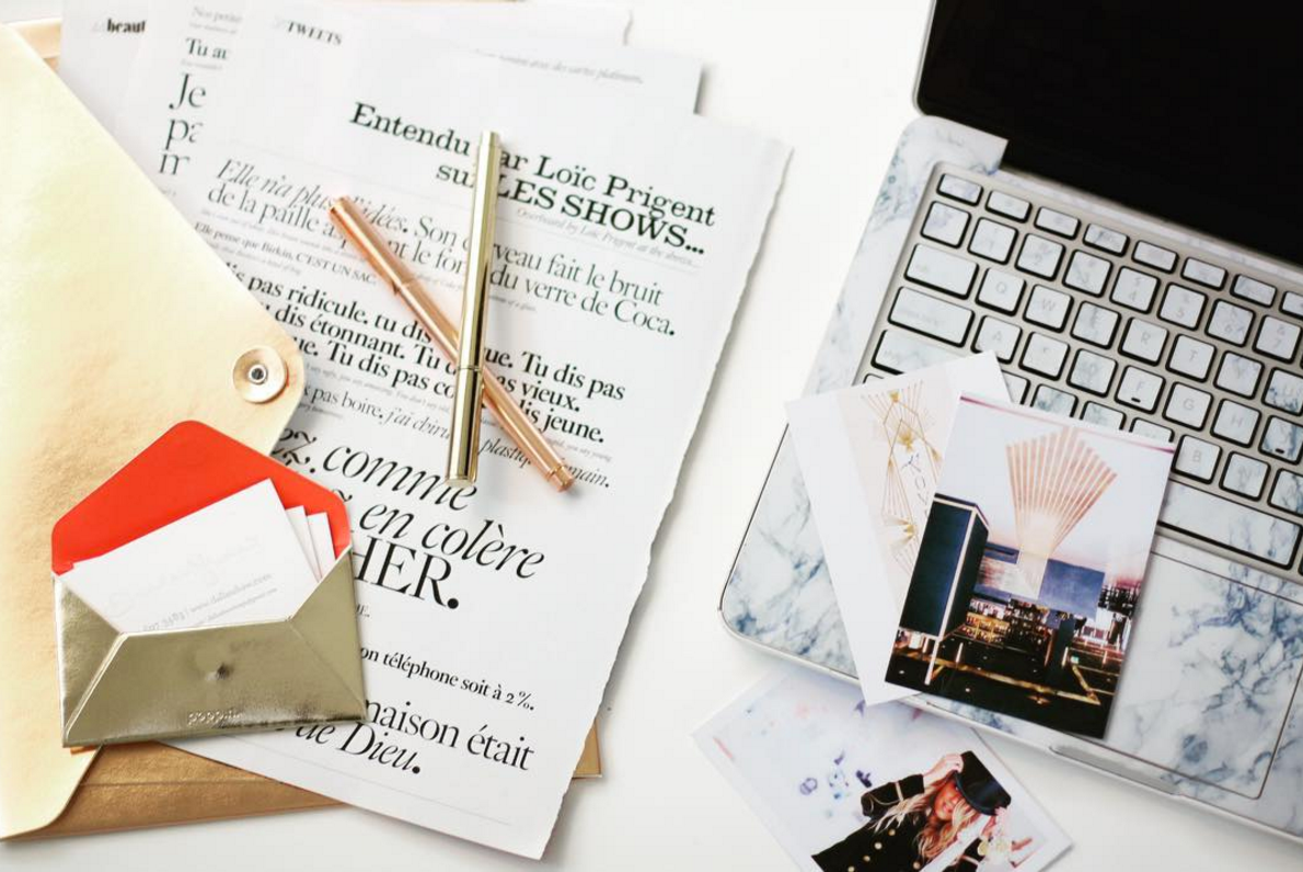  { business card holder } { gold standard set } { gold pen }
