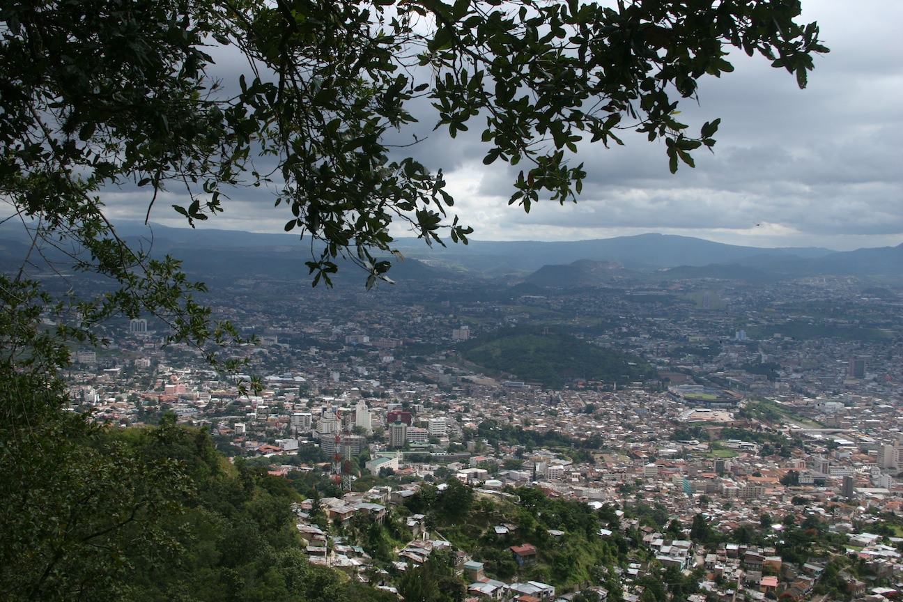  Tegucigalpa is the capital of Honduras and a 40 minute drive west of Jovenes en Camino. 